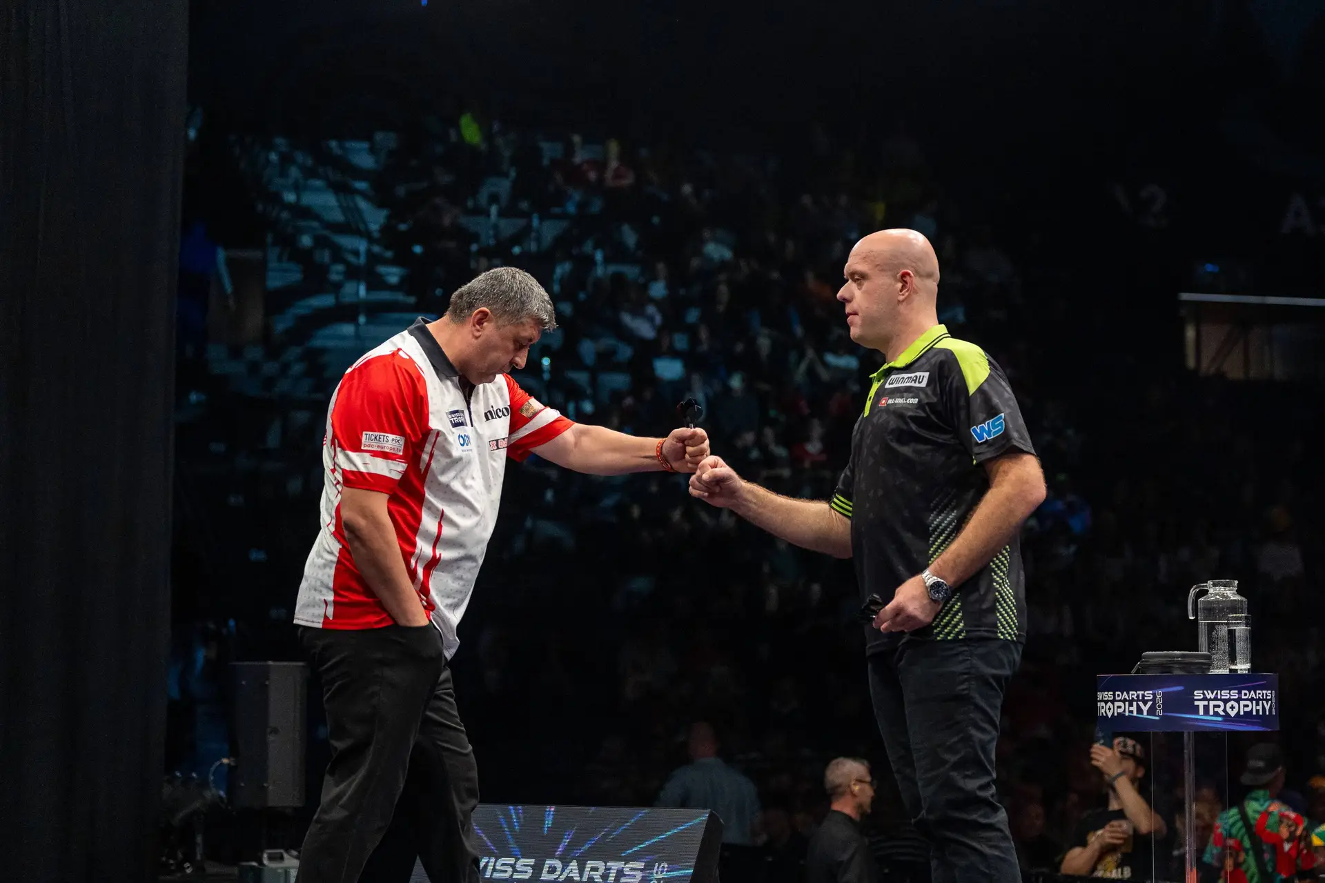 🔴 LIVE I Swiss Darts Trophy: Van Duijvenbode wint thriller van Wade, De Graaf stunt tegen Bunting