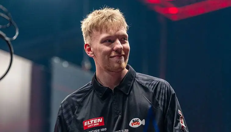 Duitser Finn Behrens opent jeugd-WK met perfecte leg tegen Belg Xanti Van den Bergh