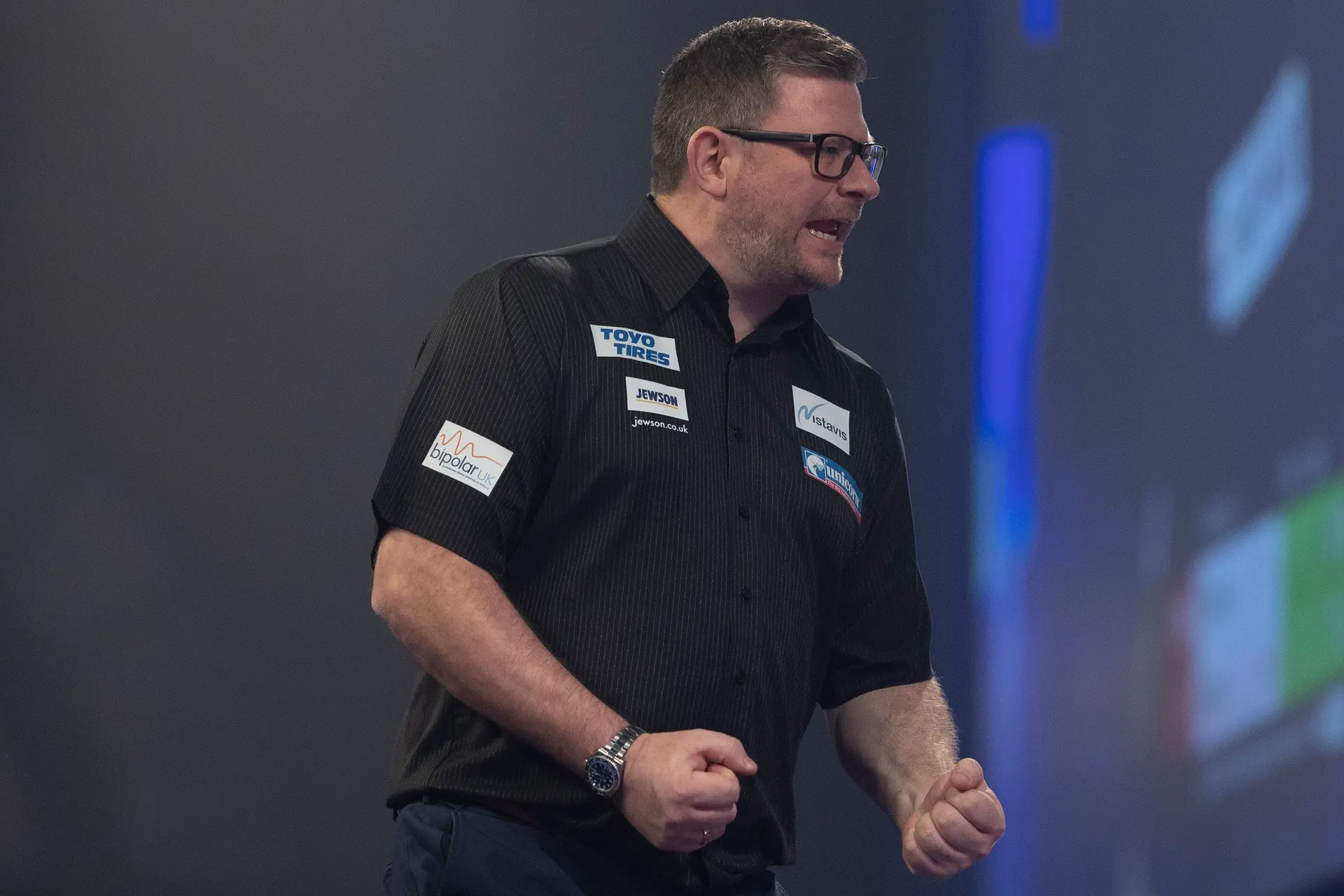 Wade cruises into Quarter-Finals at The Masters with victory over Dobey
