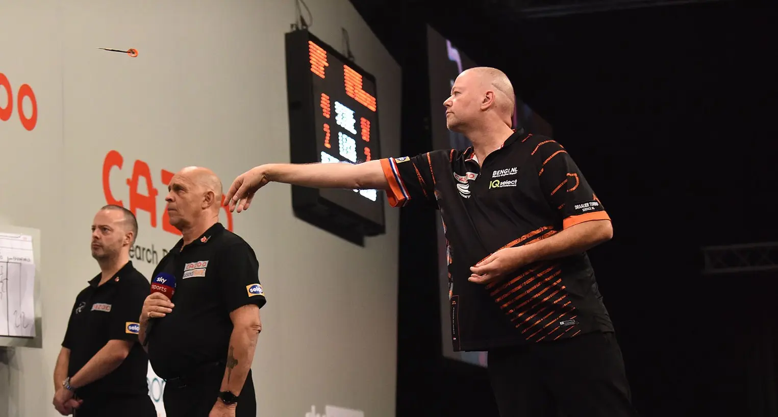 Van Barneveld off the mark easing past Davis, Humphries edges past Campbell in quality tie