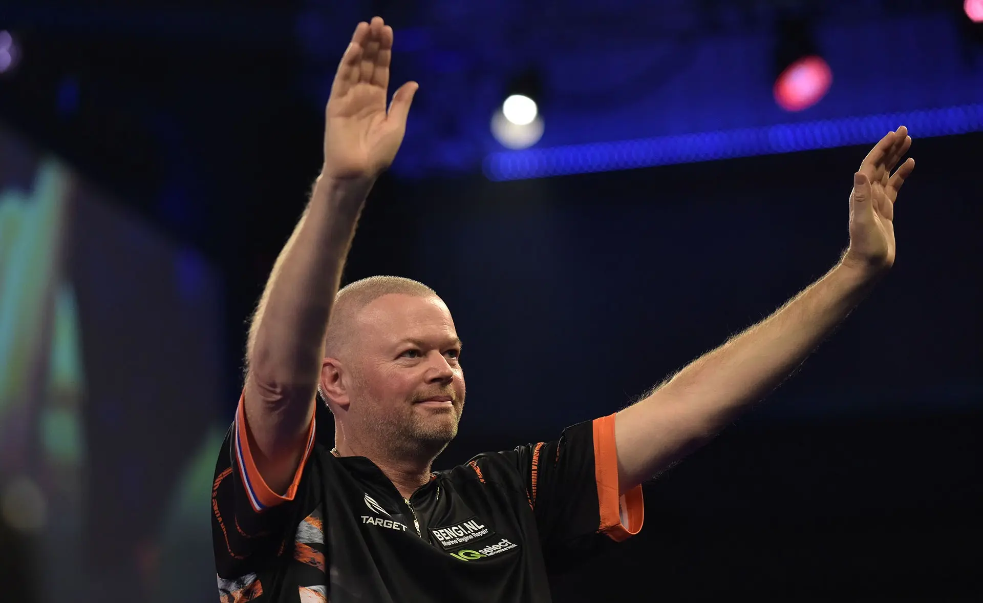Van Barneveld edges past in-form Chisnall in scrappy tie, Cullen eases past Edhouse at Grand Slam of Darts