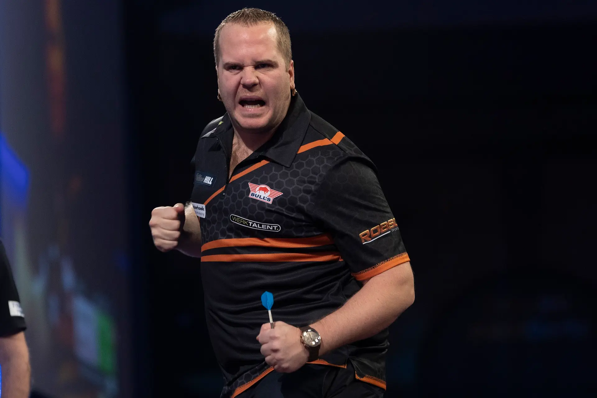 Van Duijvenbode battles back from the brink to deny Ross Smith and reach PDC World Darts Championship Last 16