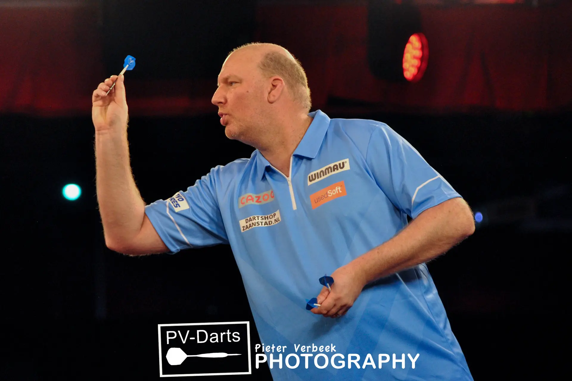 Home hero Van der Voort dumps out Price, Wade comfortably moves past De Zwaan