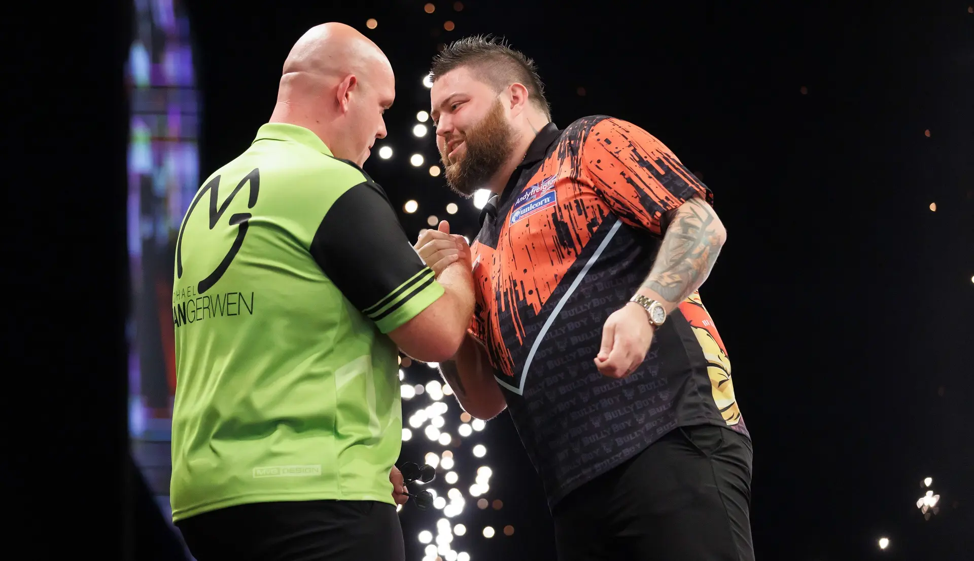 Smith narrowly survives Van Gerwen comeback, set to face Clayton in opening Premier League Darts London semi-final