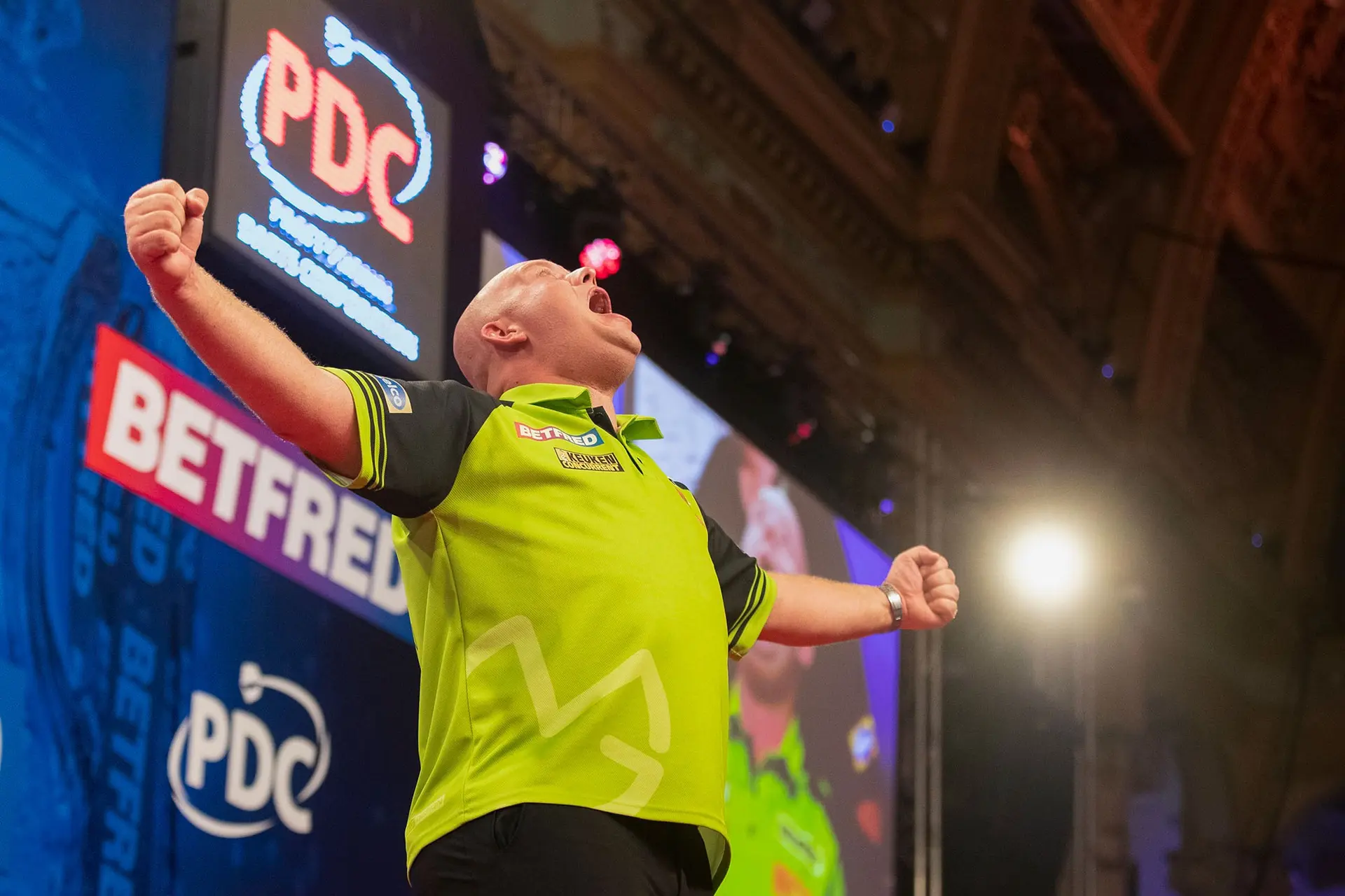 (VIDEO) Belgian commentator irritated by Van Gerwen’s behaviour: “A bit misplaced”