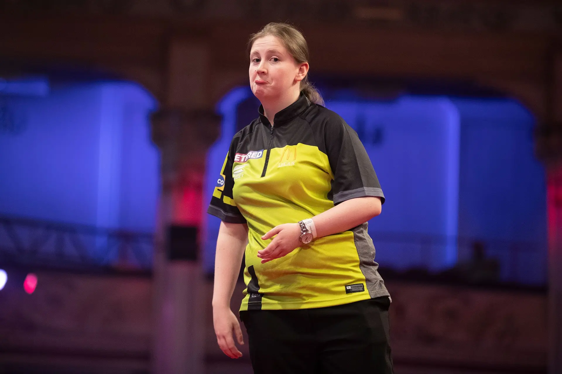 Irish rising star Katie Sheldon signs pro contract at Target Darts