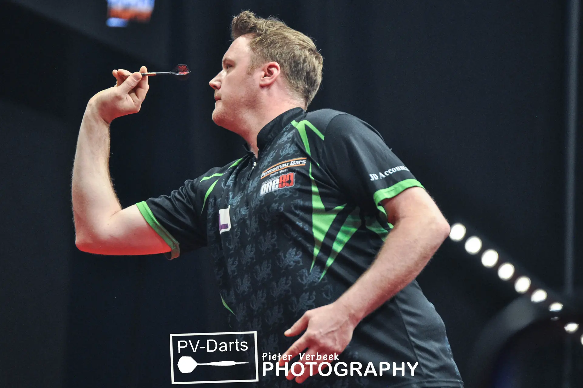 Williams survives match darts in dramatic last leg decider win over Sedlacek, Horvat edges past Smith