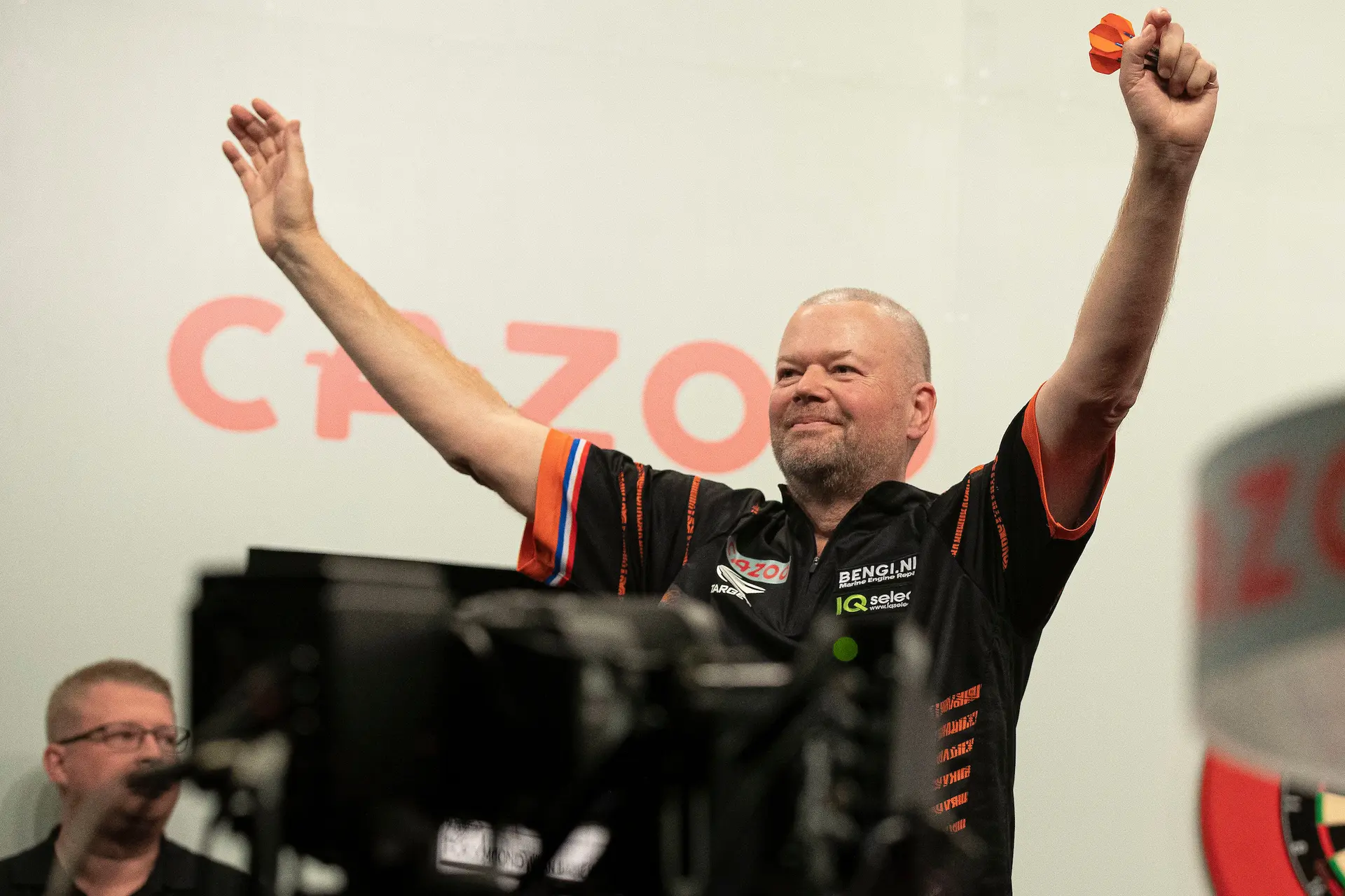 Van Barneveld reveals text messages of encouragement from former rival Taylor: "He's behind me and that gives me an incredible feeling"