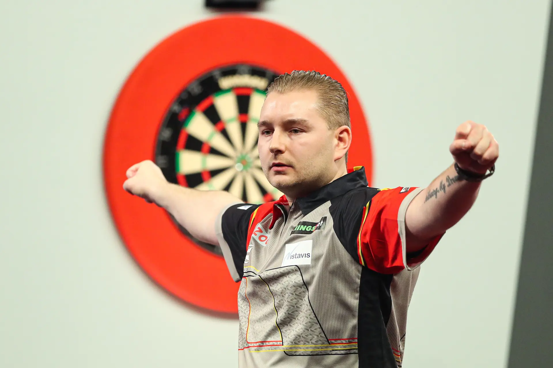 Van den Bergh opens up on mindset after continuing PDC World Darts Championship campaign: "Take it step by step, I've always done it"