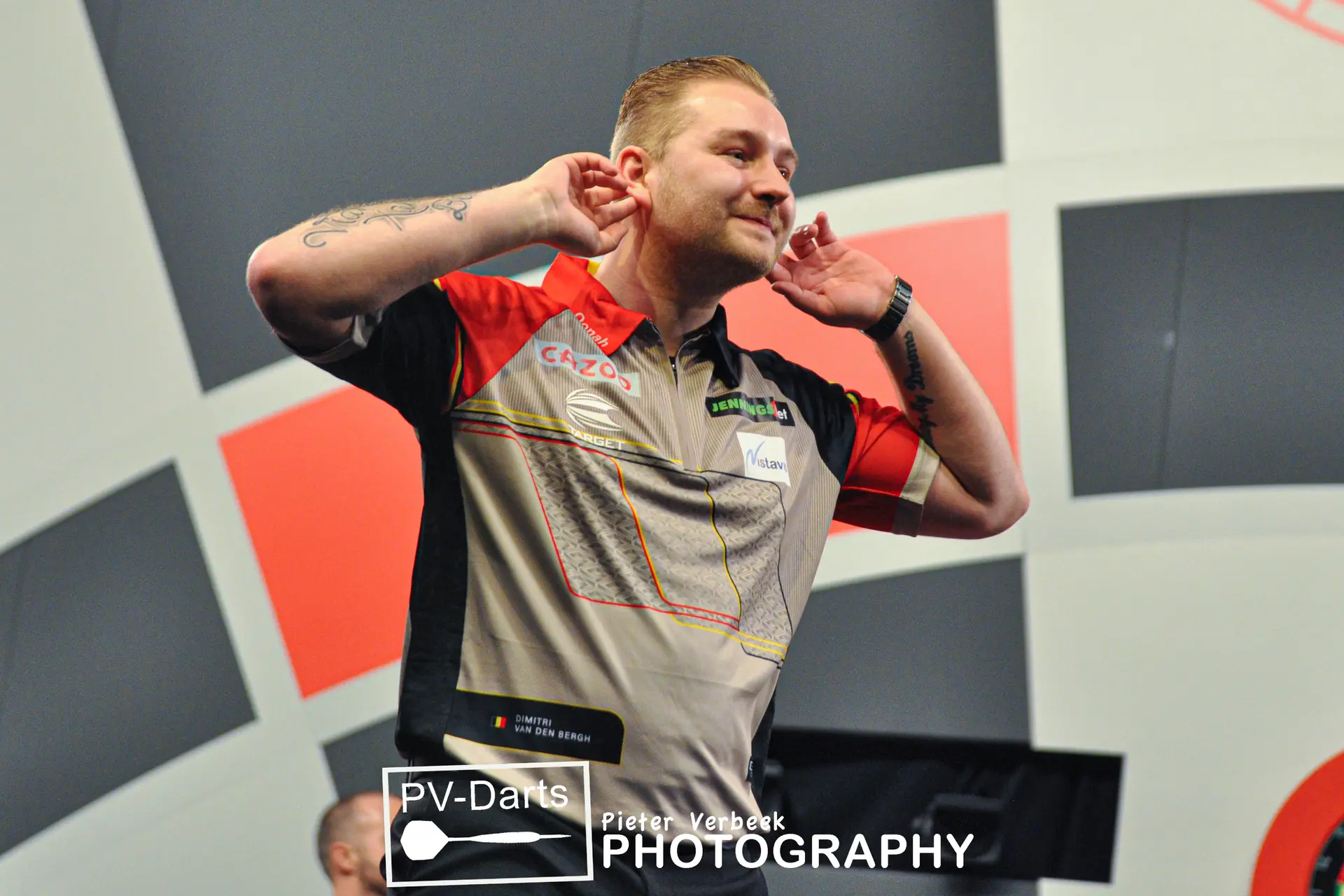 Van den Bergh first into fourth round at 2022/23 PDC World Darts Championship, eases past Ratajski