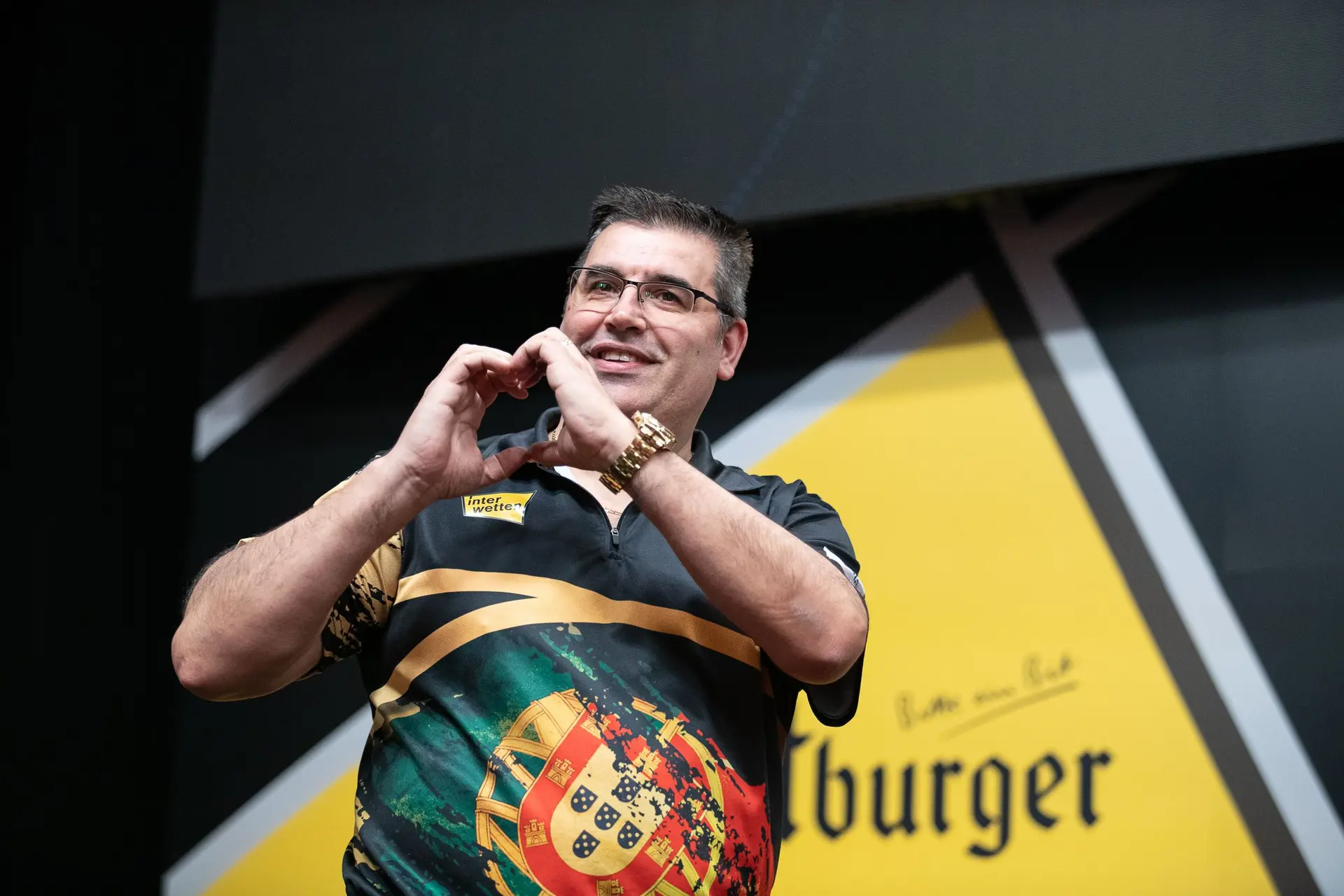 De Sousa whitewashes struggling Evans as Cross surges past Lennon at International Darts Open