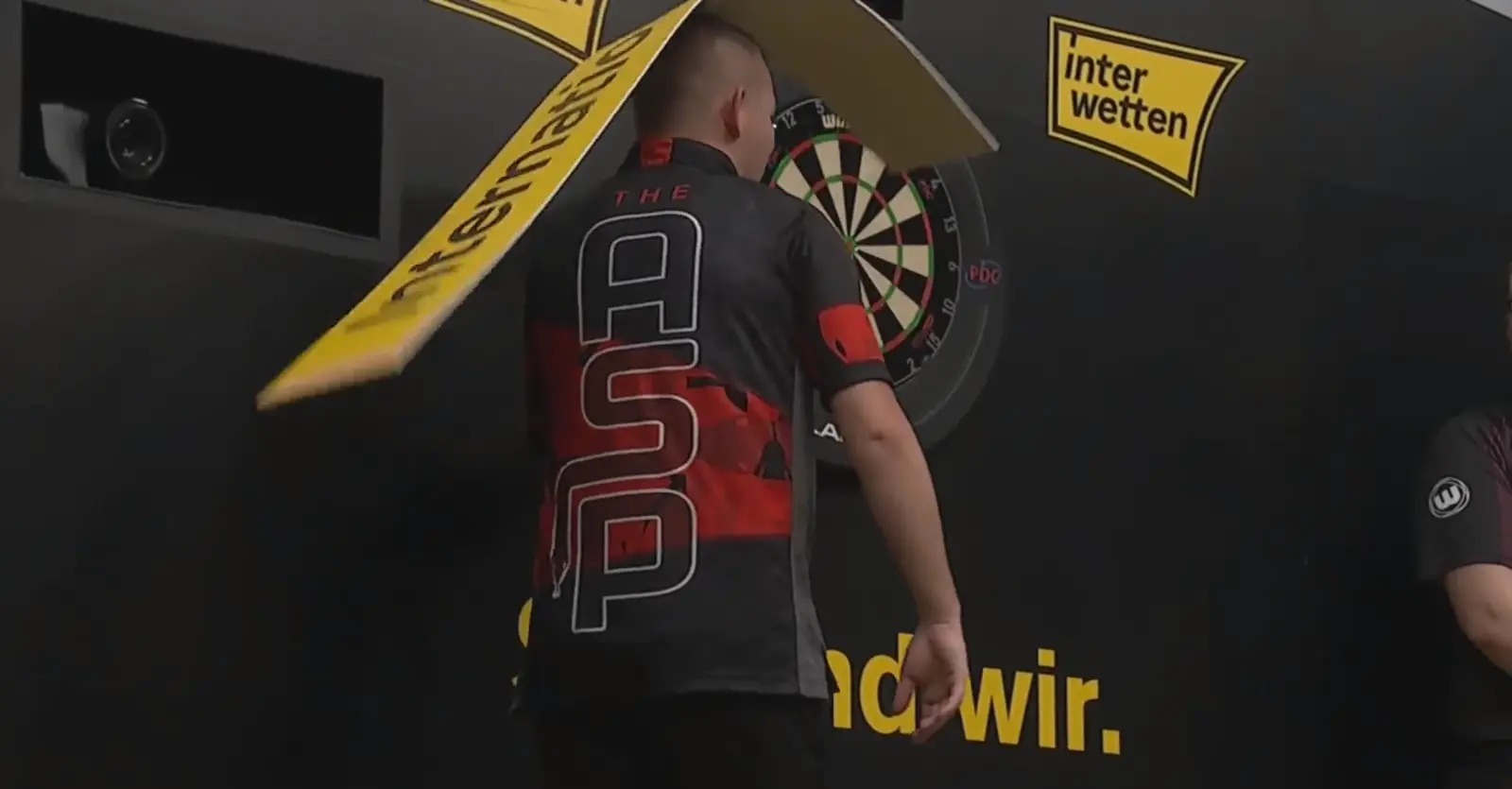 VIDEO: Aspinall sees piece of International Darts Open stage hilariously fall onto his head