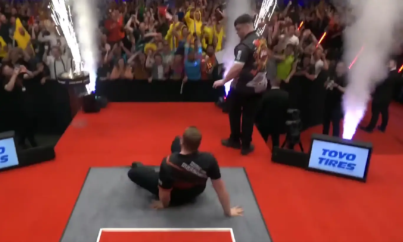 (VIDEO) Van Duijvenbode takes a tumble but styles it out in walk-on to remember at Dutch Darts Championship
