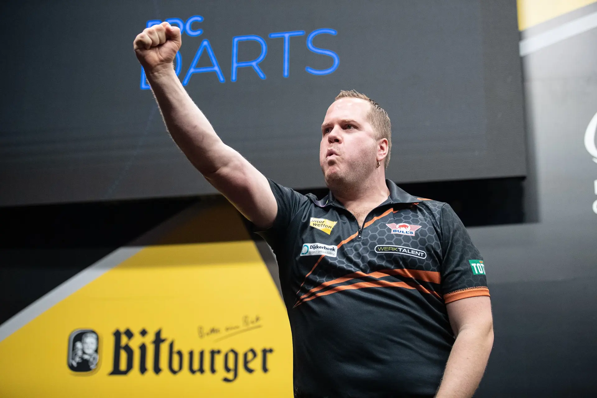 Van Duijvenbode frustrates Rydz whilst Barry blows away Cross at the German Darts Grand Prix