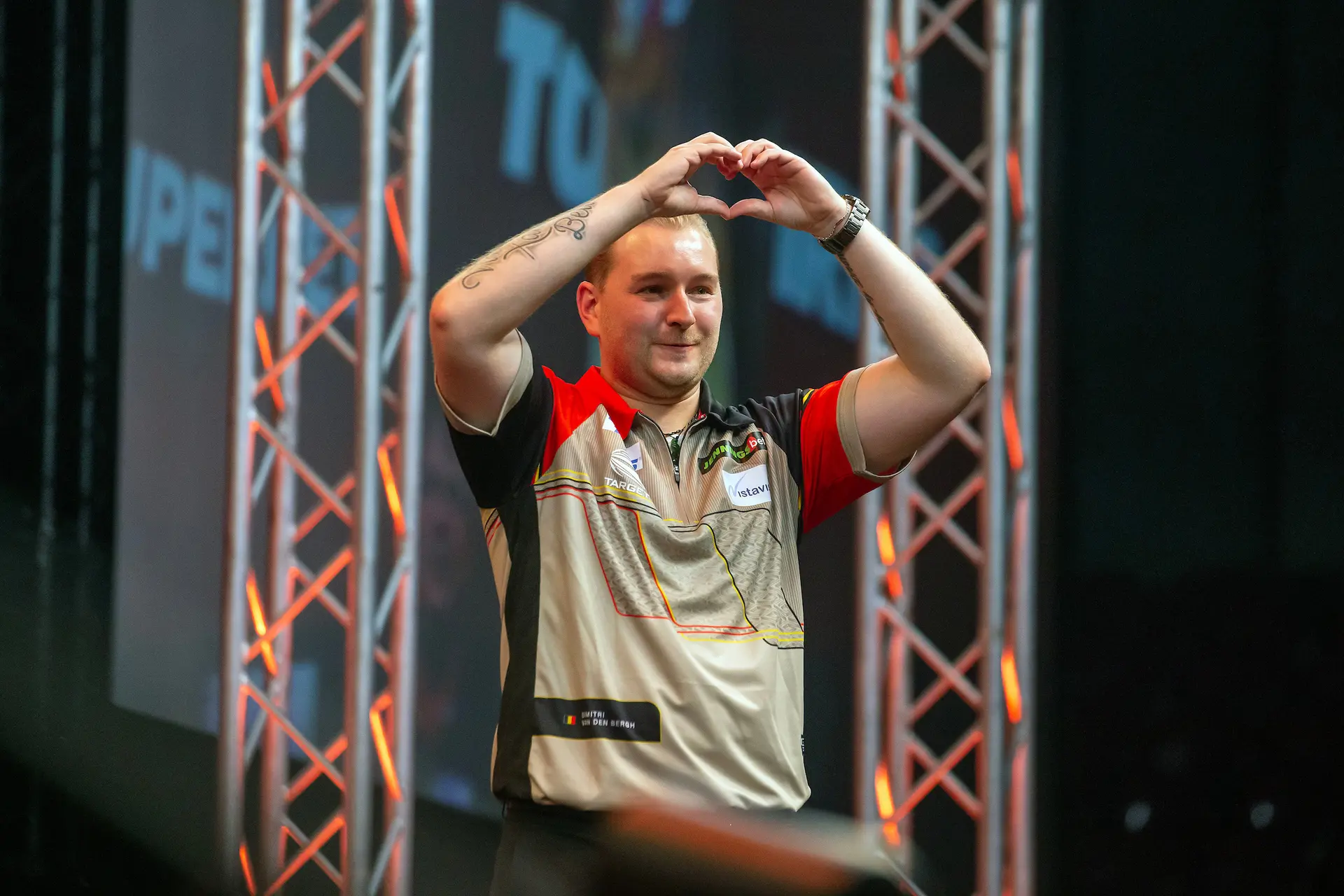 Van den Bergh reveals difficult childhood: "At school I was always bullied, darts therefore became my outlet, my passion"
