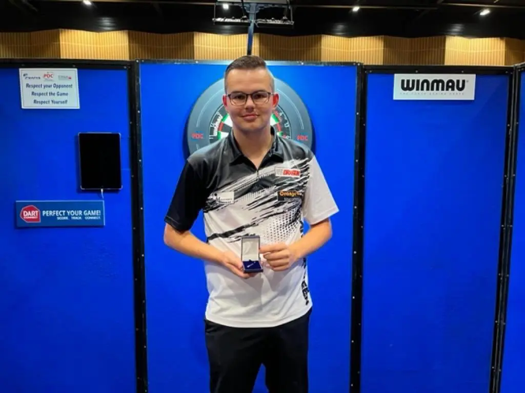 Four top youngsters receive gift from PDC for throwing nine darter