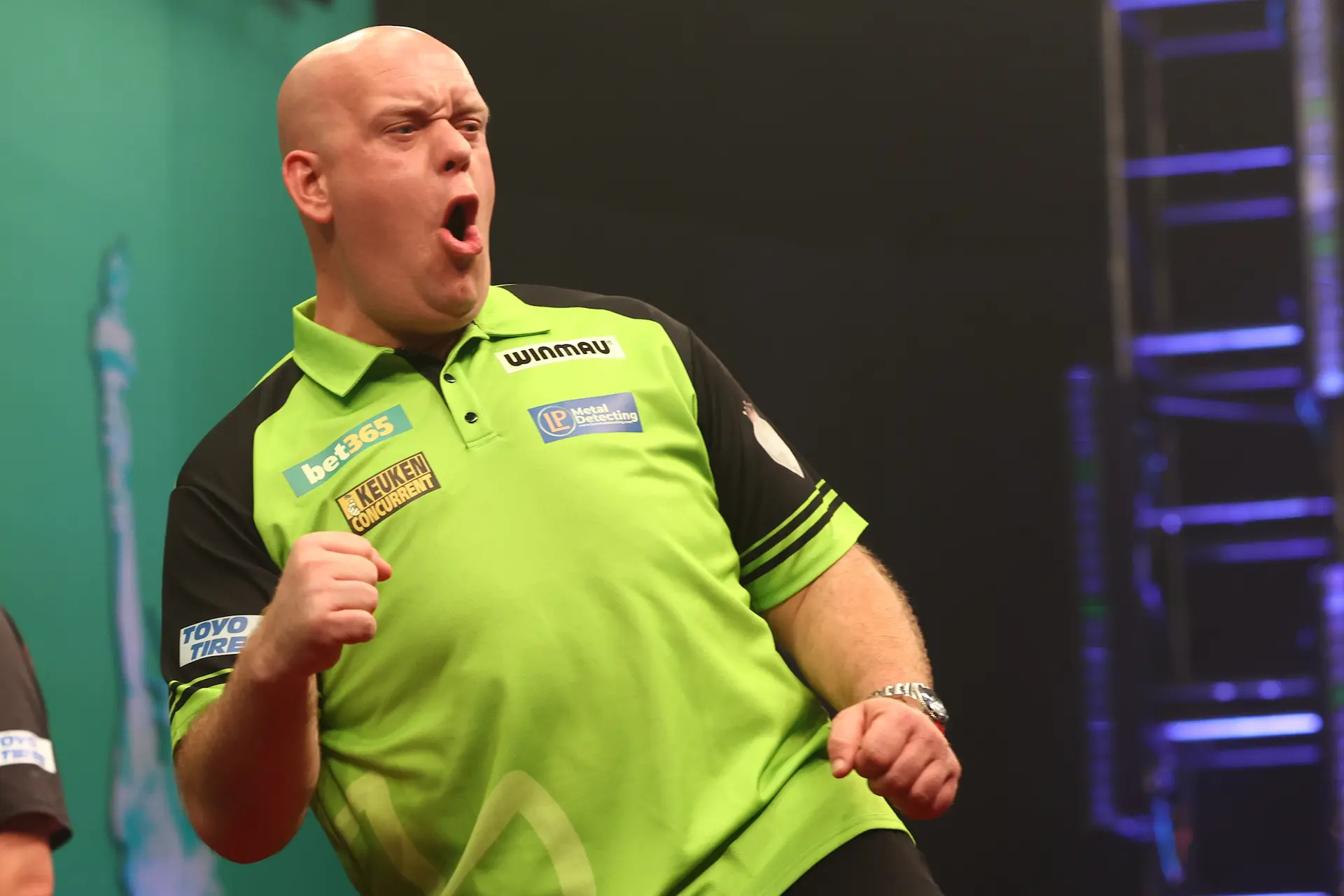 Van Gerwen convincingly past Dobey with nine-darter and 111 average; Anderson, Clayton, Bunting and Heta also into quarter-finals
