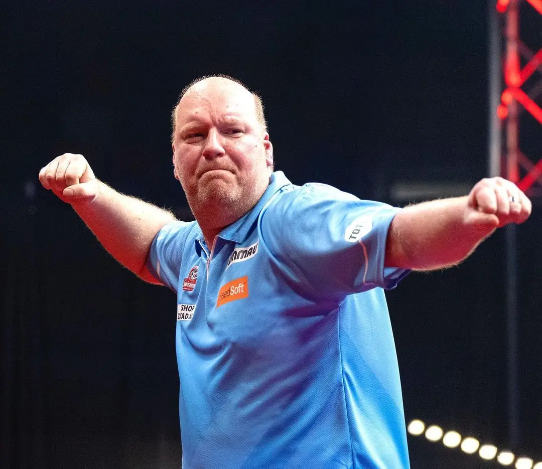Vincent van der Voort rolls back the years with nine darter at Players Championship 20