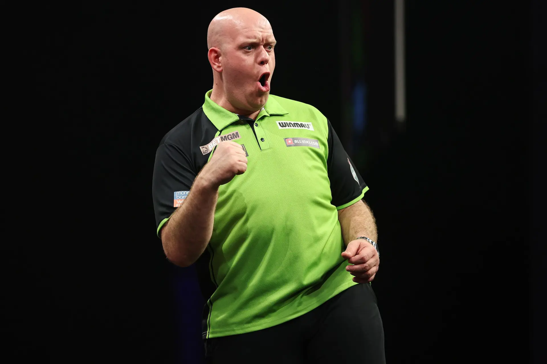 Michael van Gerwen and Peter Wright through trouble-free to quarter-finals at Poland Darts Masters