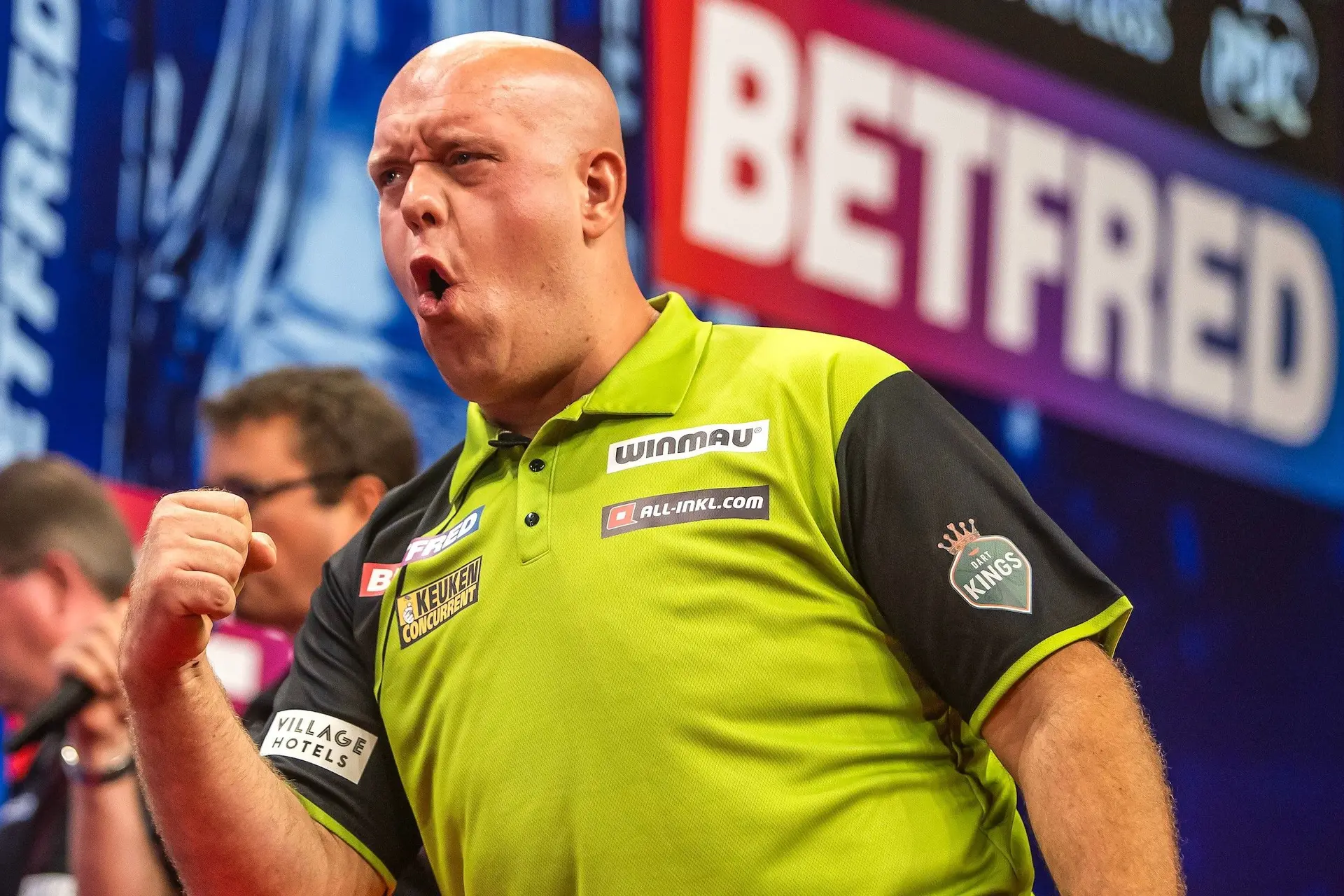 Michael van Gerwen survives Joe Cullen fightback to keep hopes of 4th World Matchplay title alive