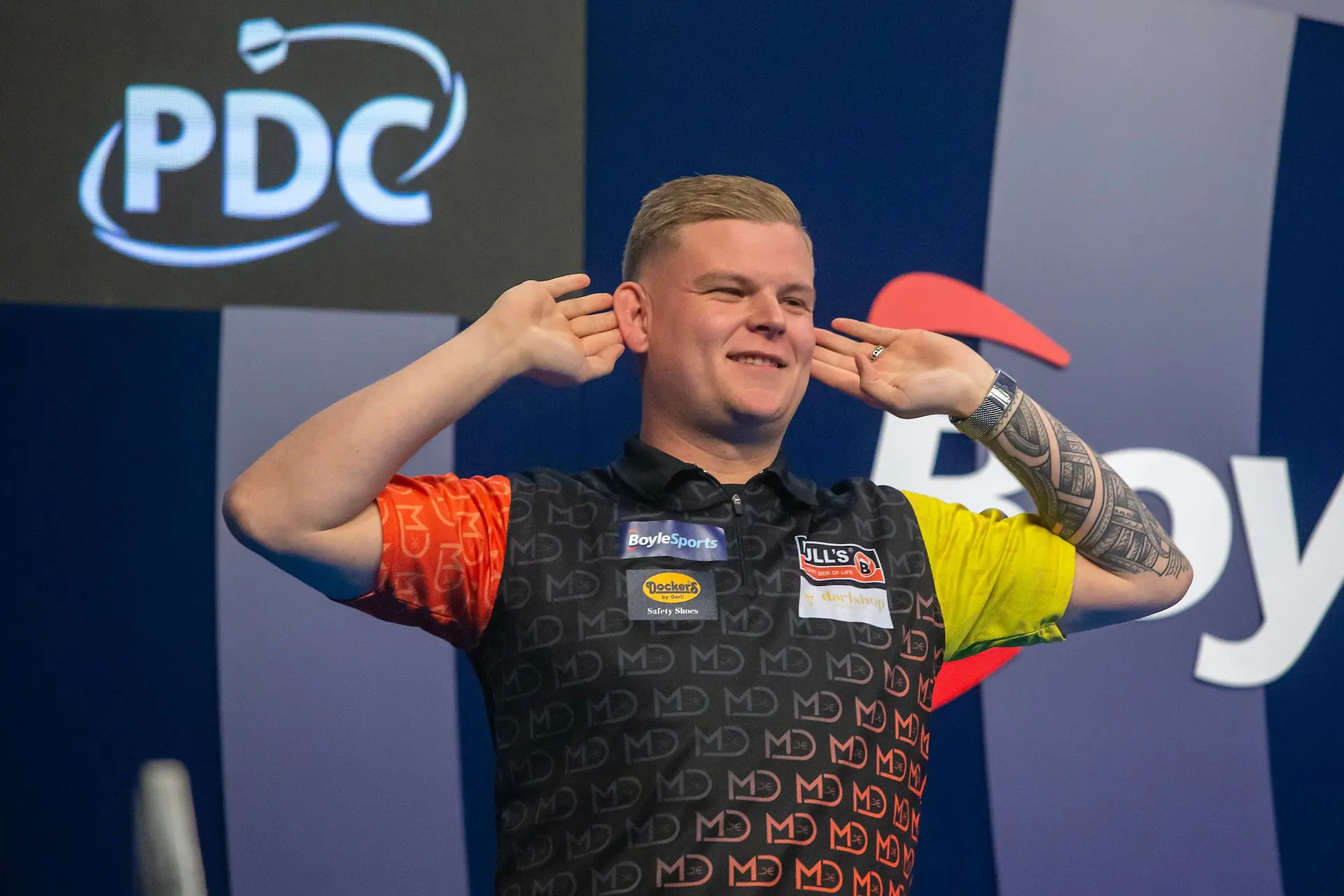 De Decker dances past Van den Bergh to reach first major final at World Grand Prix 2024