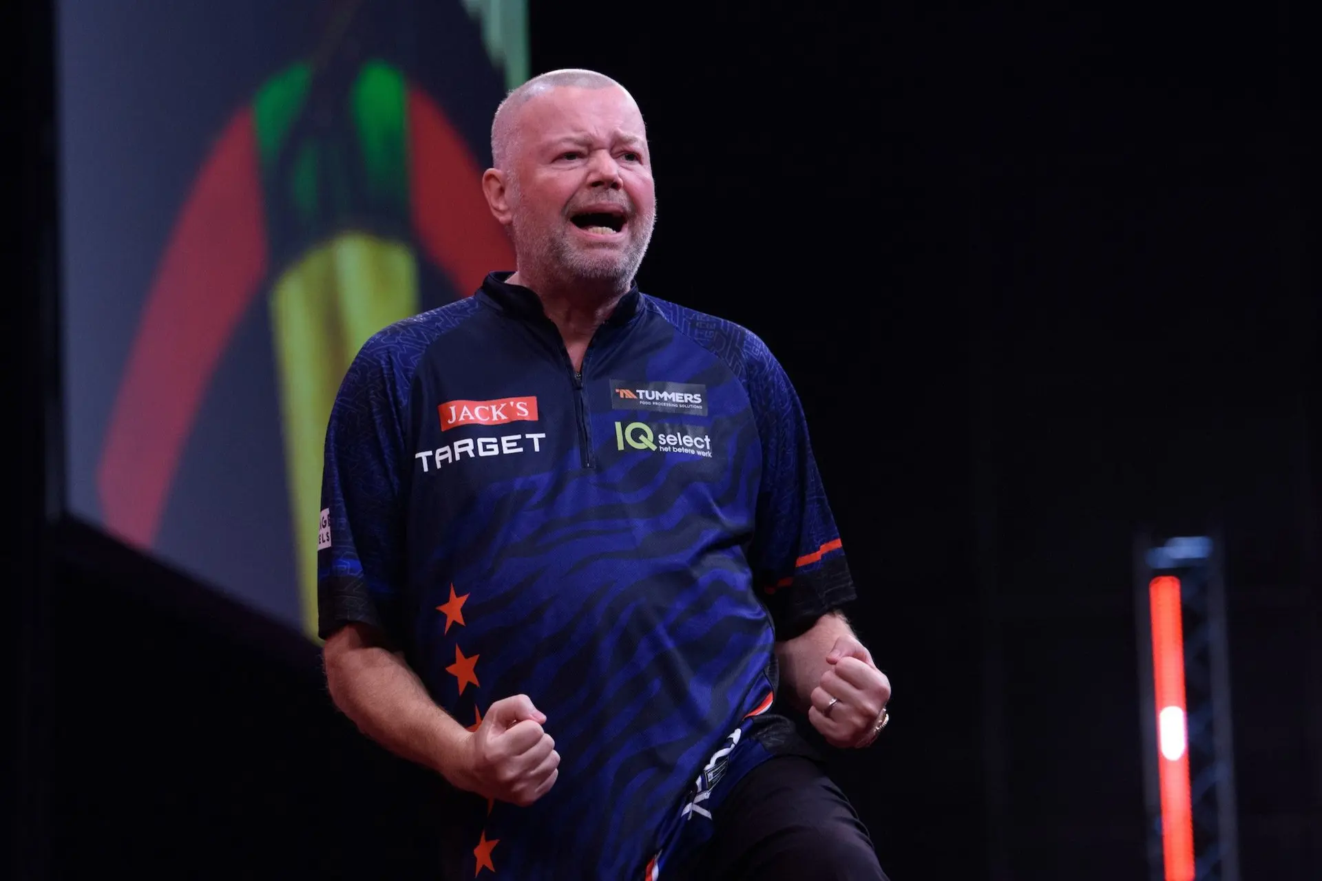 "Can you believe this?": Raymond van Barneveld nearly lost to Maik Kuivenhoven after opponent forced to use his darts