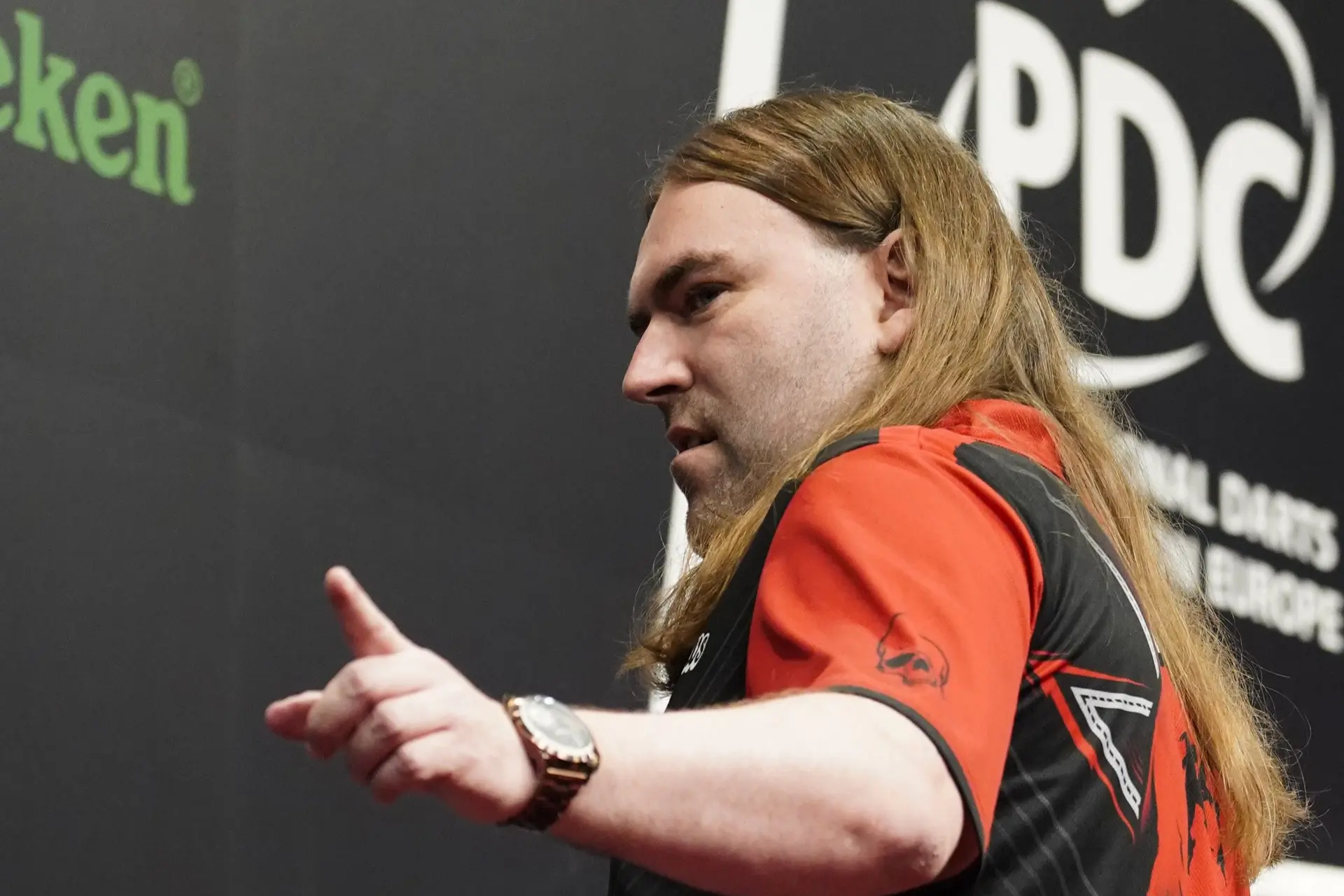 (LIVEBLOG) Follow Friday night at Winmau World Masters 2025 here: Another big name falls as Searle downs Dobey