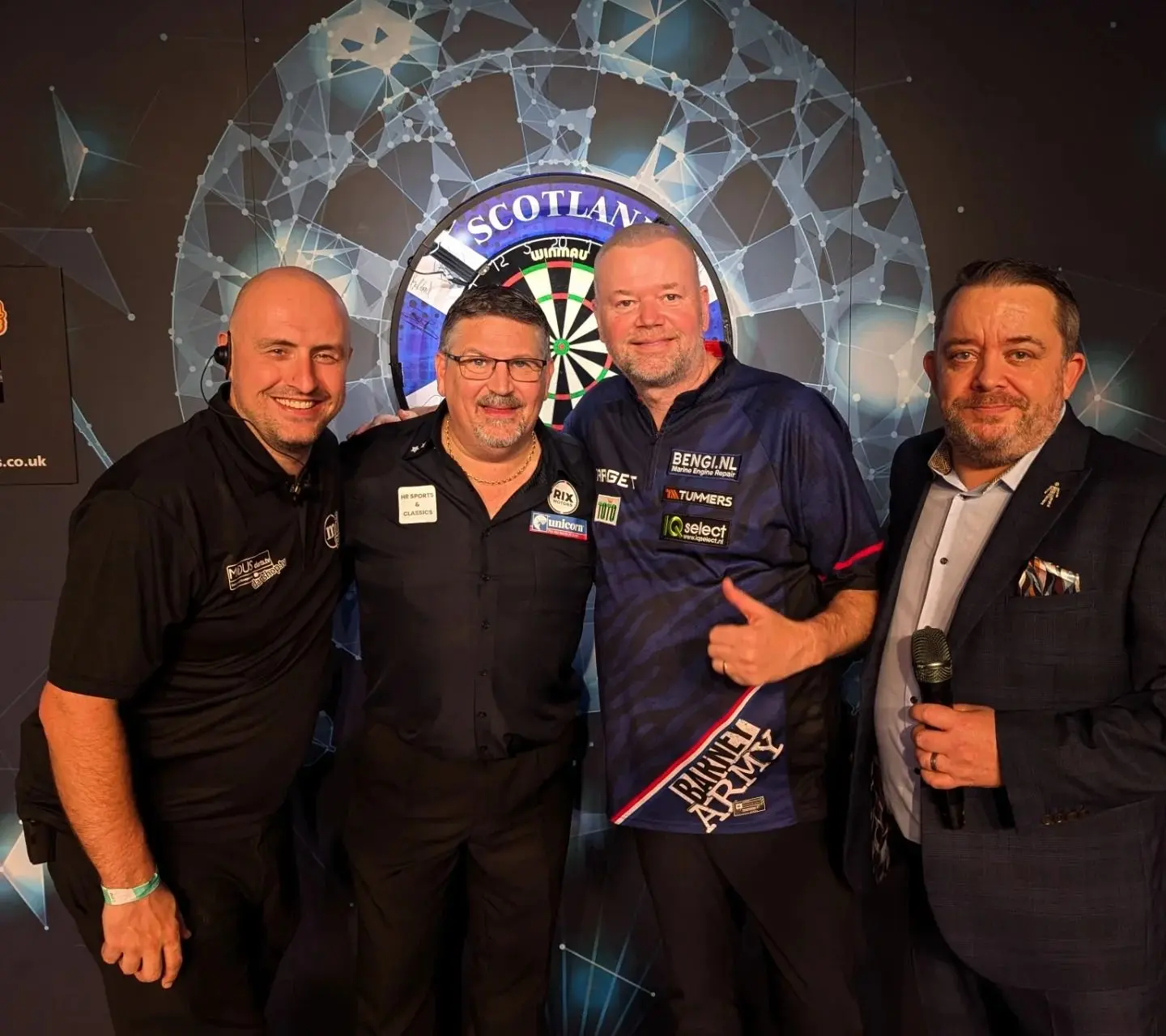 Gary Anderson beats Raymond van Barneveld at Edinburgh exhibition