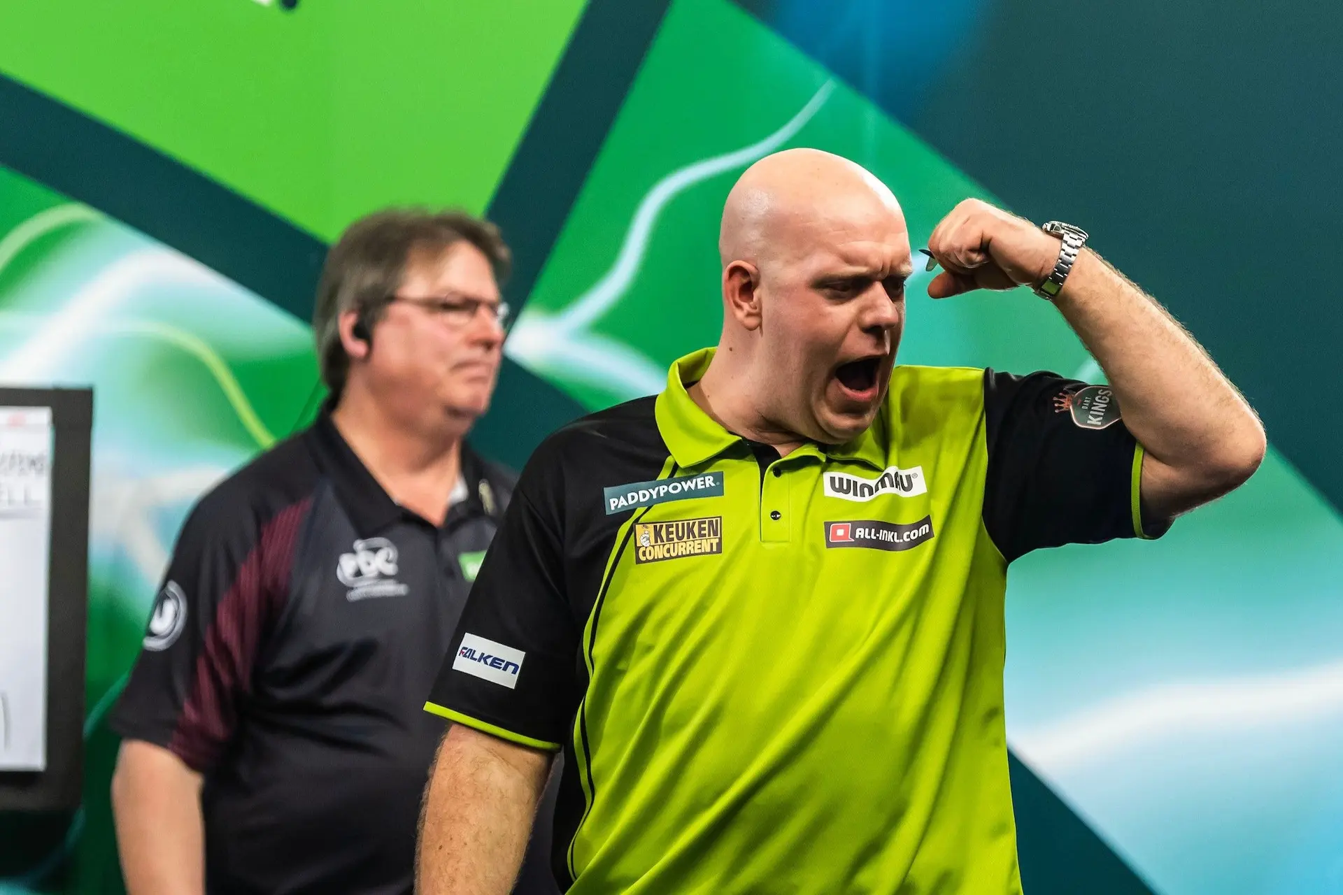 Michael van Gerwen survives Brendan Dolan battle to keep hopes of 4th PDC World Darts Championship title alive