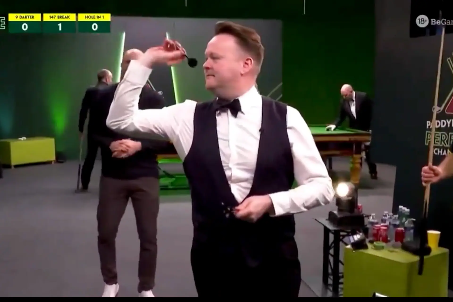 (VIDEO) "Was it 301 or 101": Snooker player Shaun Murphy misses board and tyre after nine-dart claim rubbished by Van Gerwen