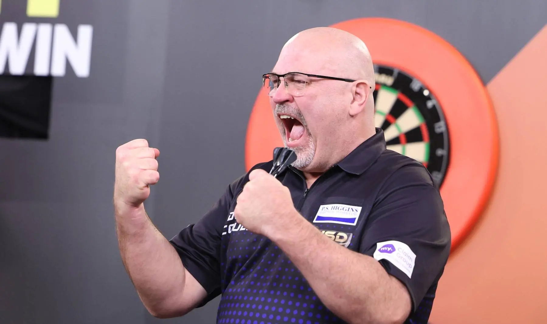 John Henderson's reign is over! Derek Coulson continues fairy-tale run to reach 2025 World Seniors Darts Championship semi-finals