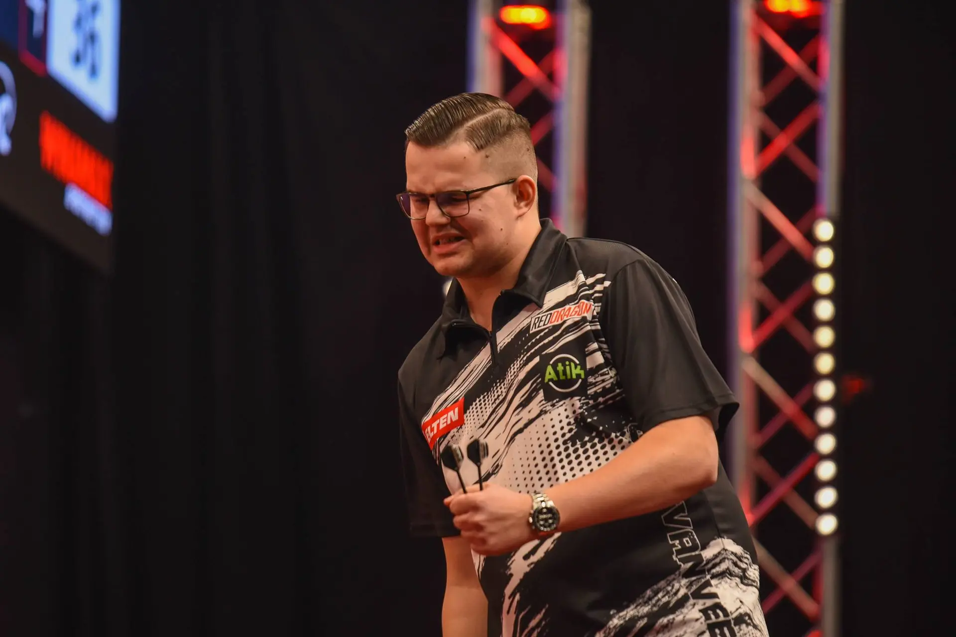 "Came out of the gents’ toilet and walked straight into a wall" - Incredible story of bizarre Gian van Veen injury during German Darts Grand Prix