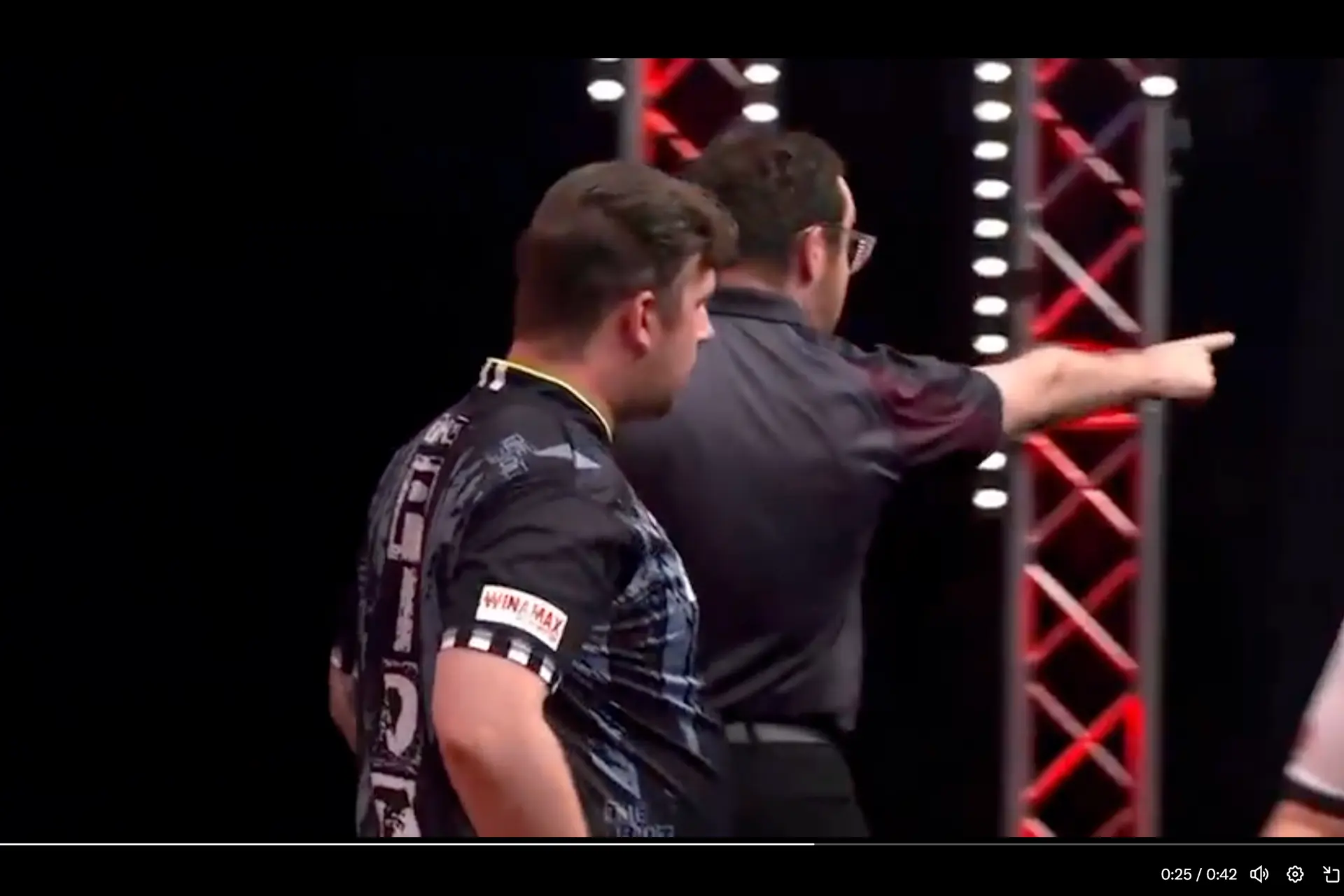 (VIDEO) Referee Huw Ware superbly points out whistlers at European Darts Grand Prix during Rydz-Schindler tie