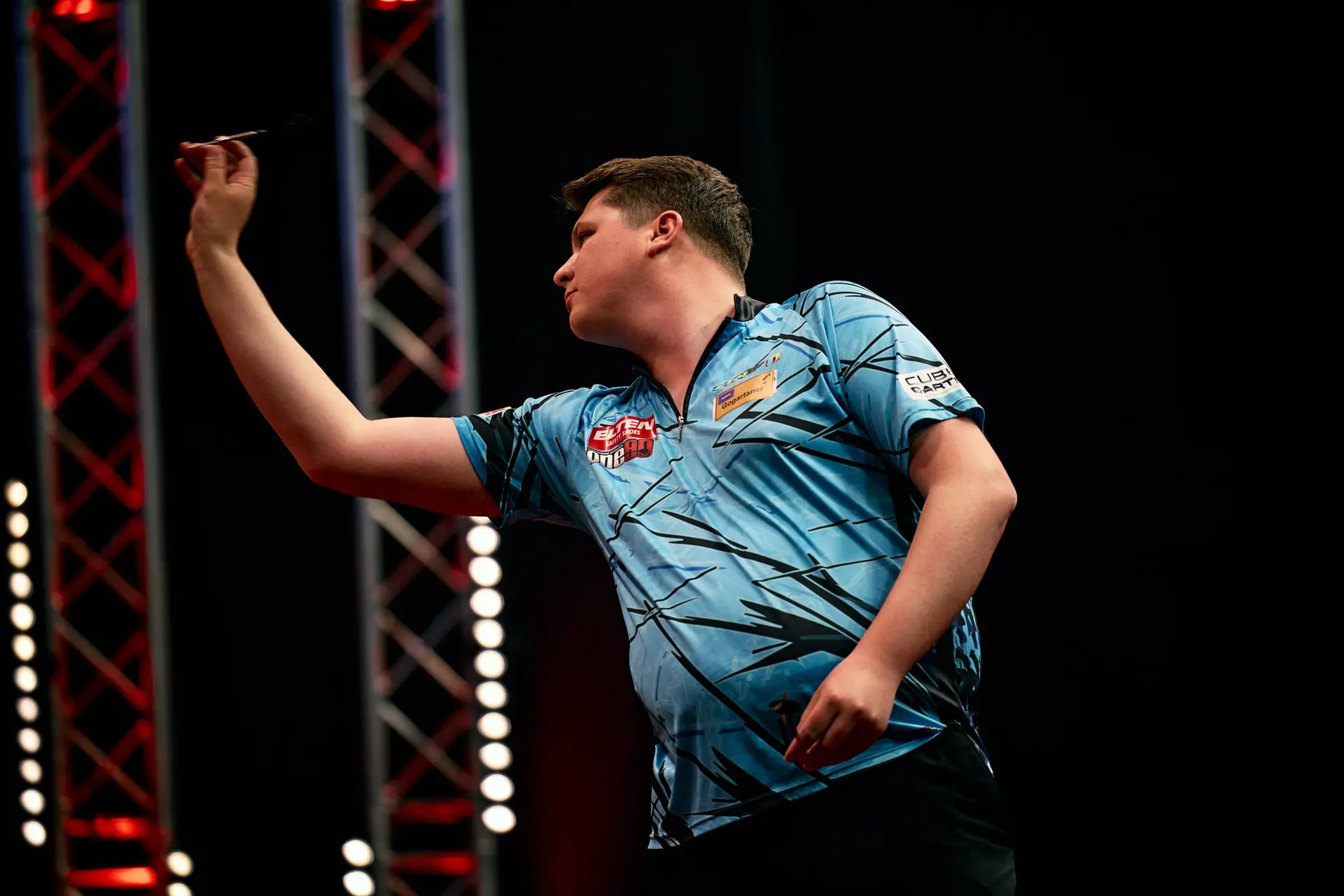 VIDEO: Almost an accident at the oche - Paul Krohne throws darts while his opponent is still standing at the board