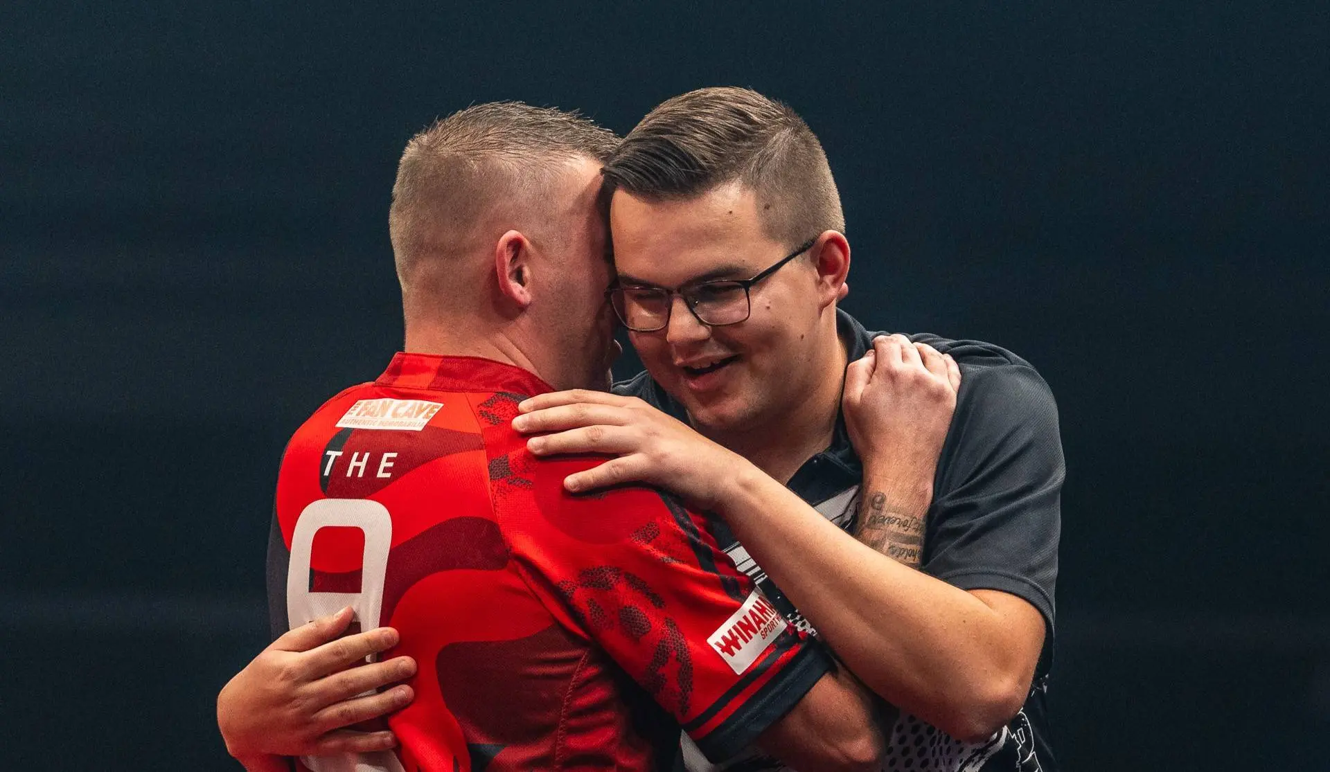 (VIDEO) Gian van Veen excels at viral 'Whitney Houston Challenge' while Nathan Aspainall sings along in Leipzig exhibition