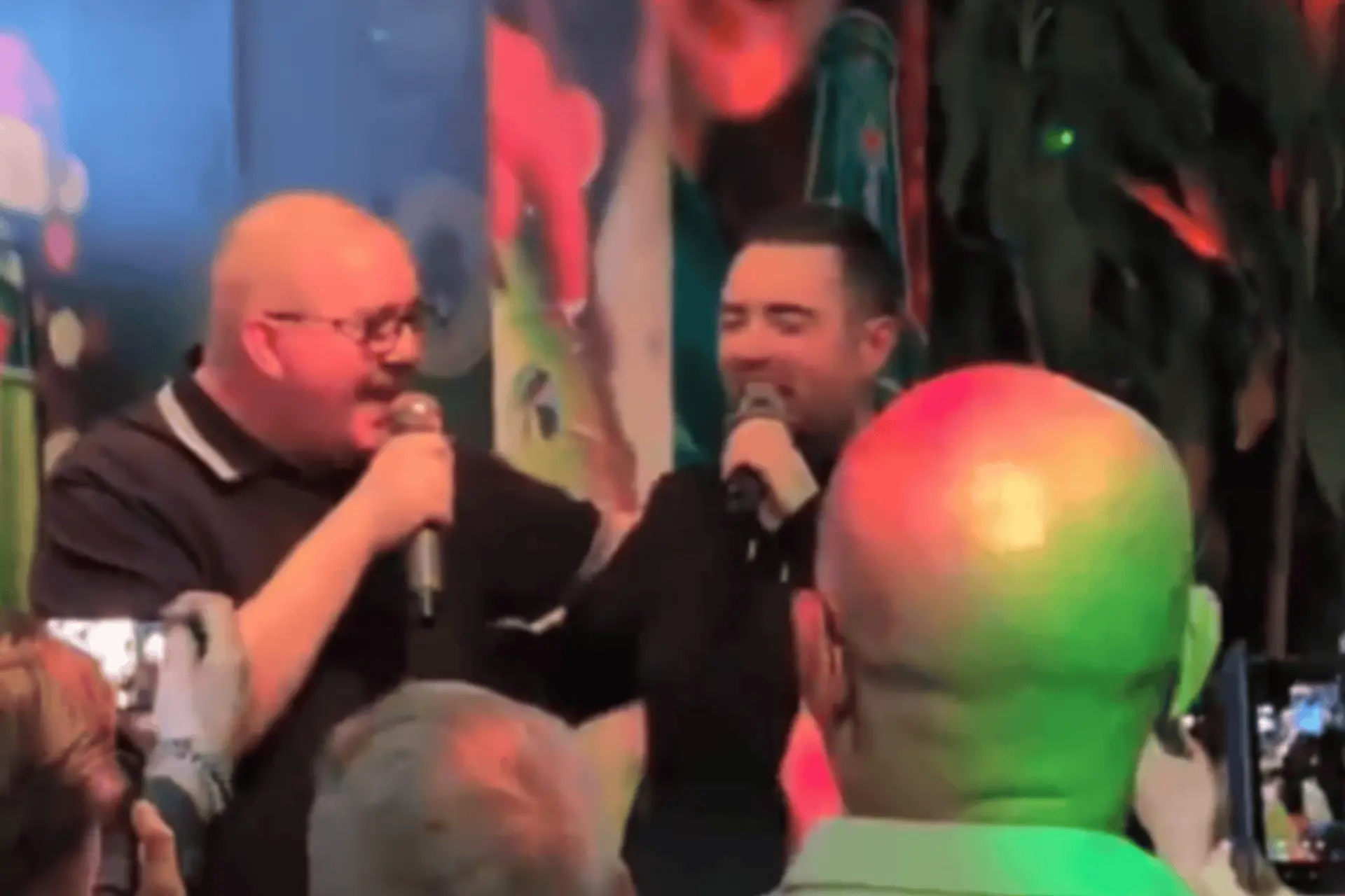 Stephen Bunting Luke Humphries sing karaoke together