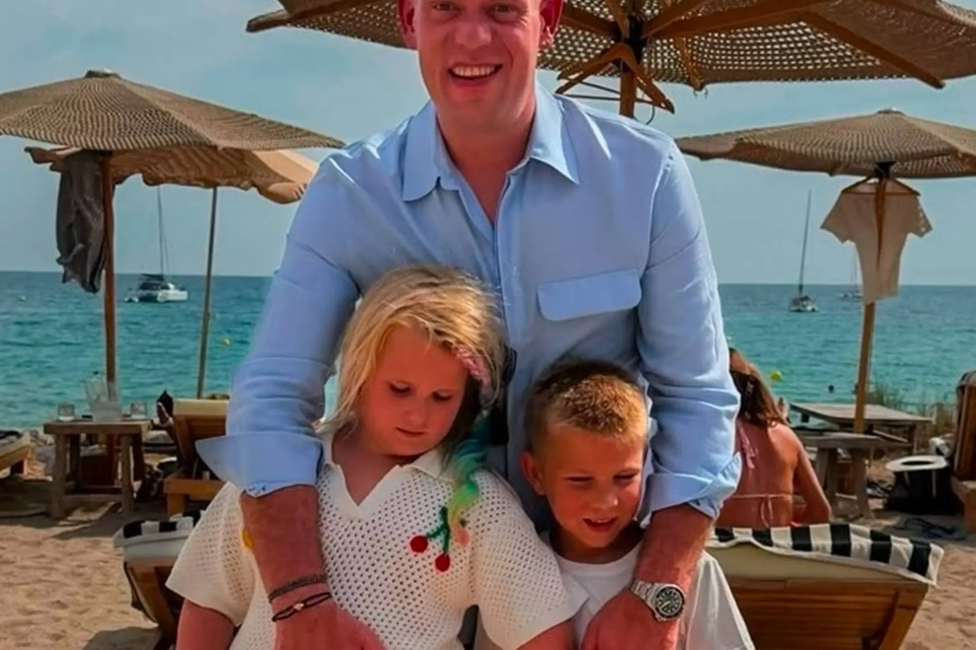 “The best days are with them” – Michael van Gerwen shrugs off criticism from Vincent van der Voort and enjoys a holiday with his children