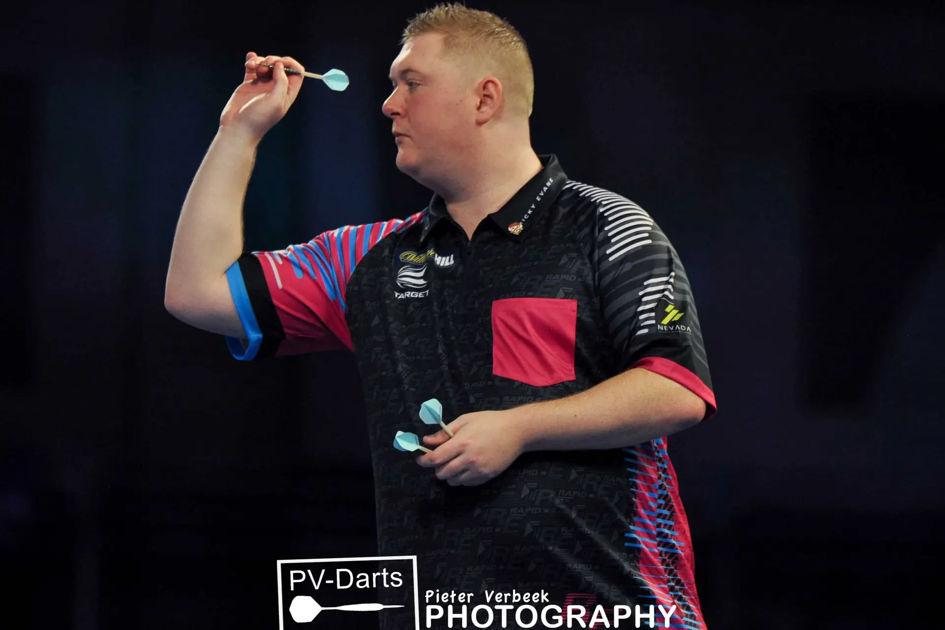 Evans battles back from set down to defeat Mansell and faces Van Gerwen in Third Round