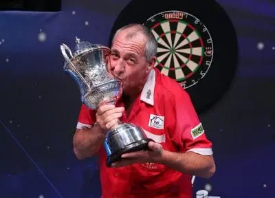 Wayne Warren kisses the BDO World Championship title