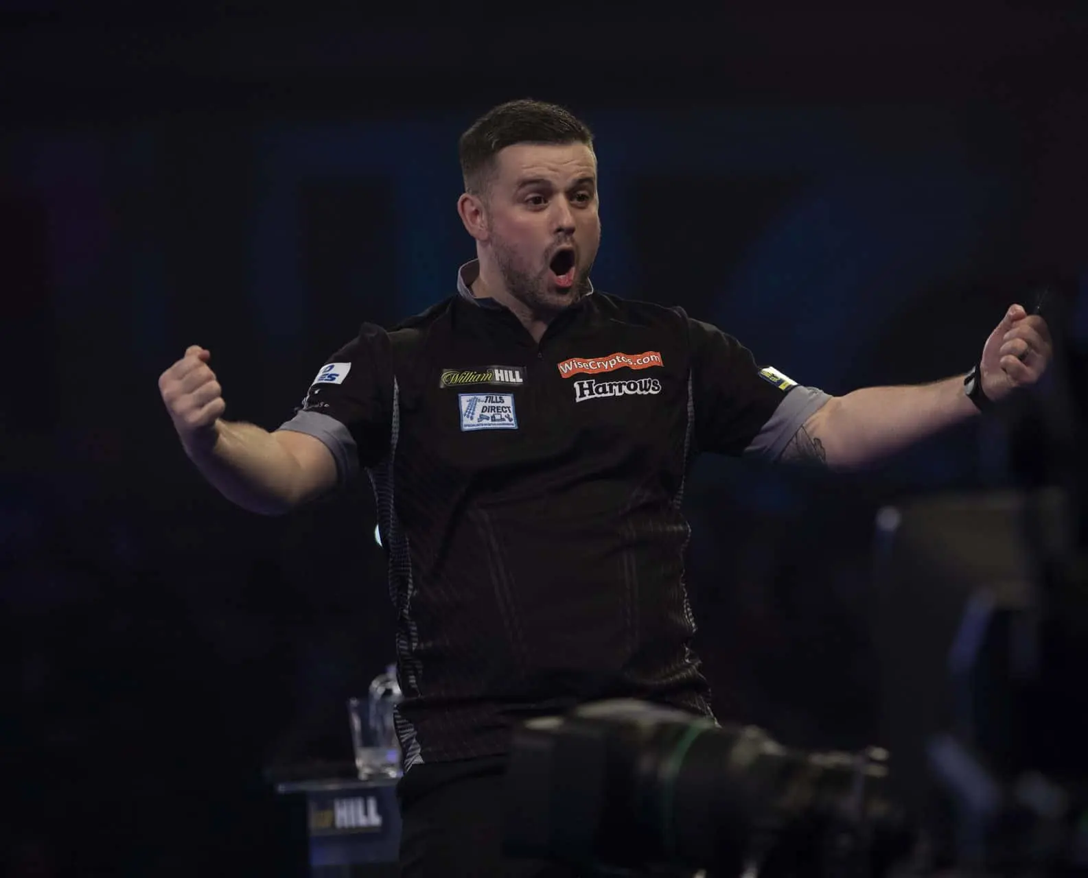 VIDEO: Woodhouse hits first nine-darter on PDC Home Tour and defeats Price with 113 average