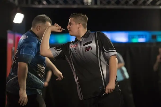 Cole behält nach zweitem perfekten Tag in der Online Darts League die Führung in Gruppe A