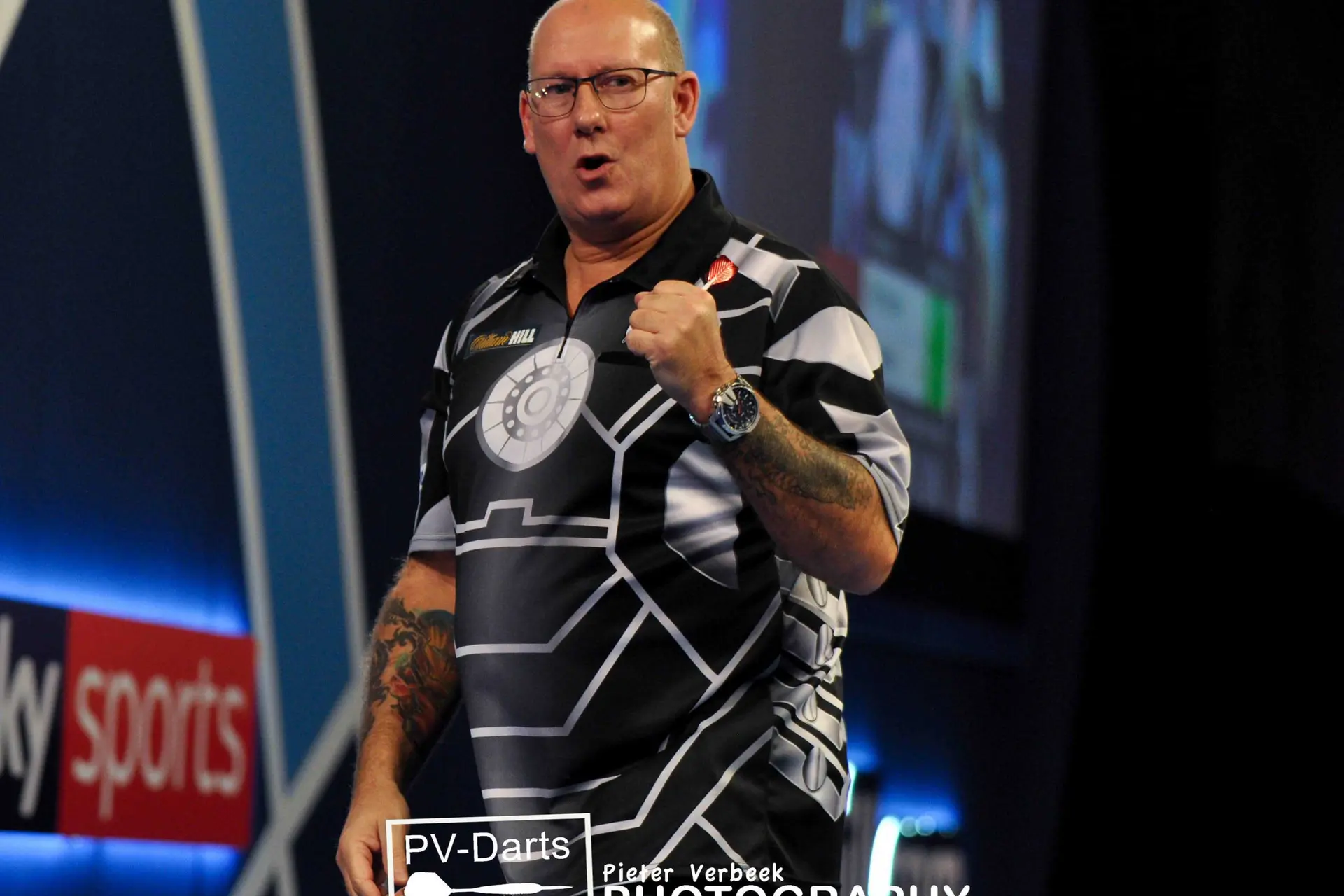 Burness schlägt Burnett zum Gruppensieg im ersten Pool in der Finalwoche Online Darts League