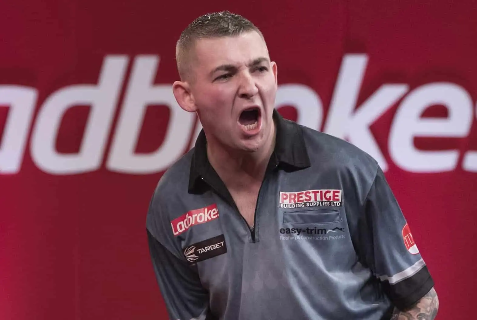 Aspinall wirft 9-Darter bei PDC Super Series