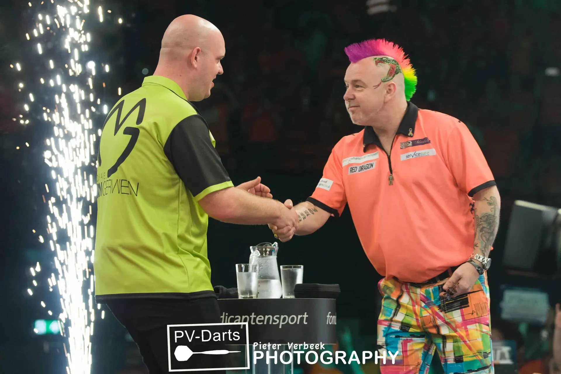 Van Gerwen schließt die Premier League Saison mit einem Sieg über Wright stilvoll ab