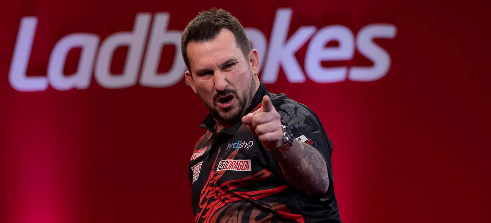 Titelverteidiger Clayton startet Masters-Titelverteidigung mit Decider-Sieg über Van den Bergh