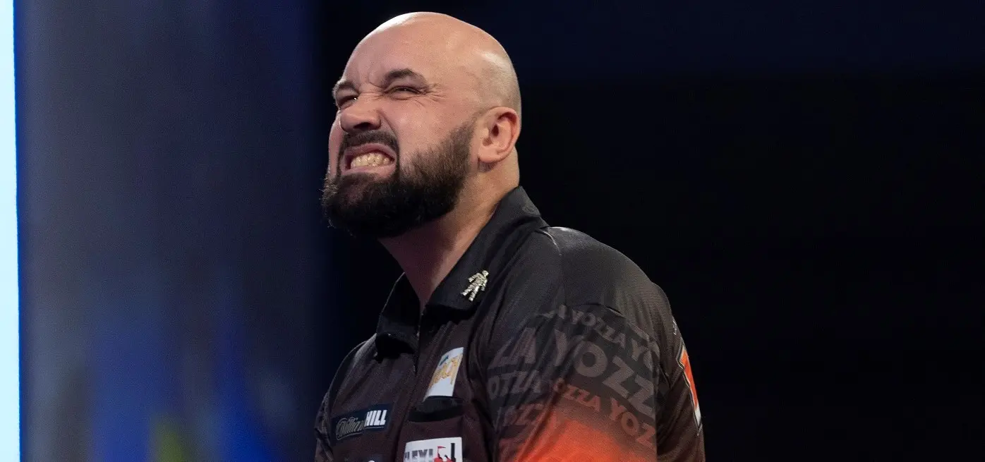 Hughes' beispielloser Fehler kostet ihn seine Chance auf einen 9-Darter