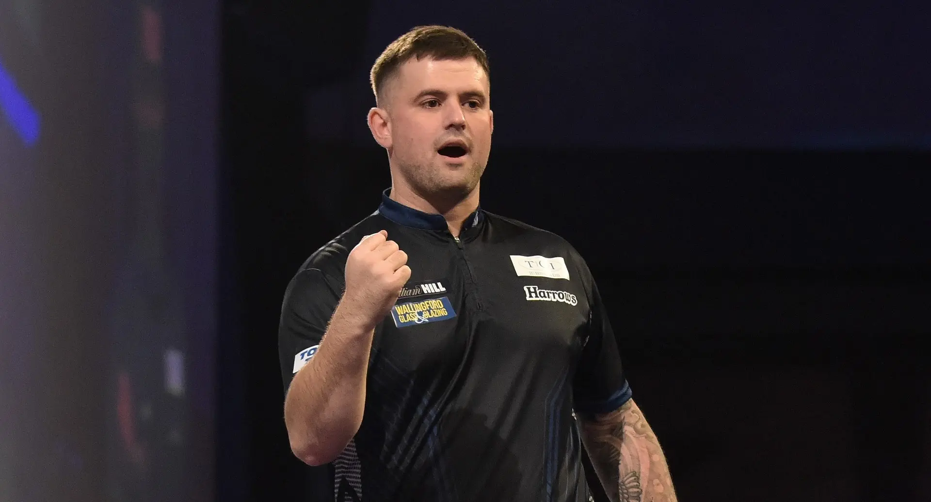 Woodhouse eröffnet European Darts Open mit einem Average von 110, Penhall siegt per Whitewash