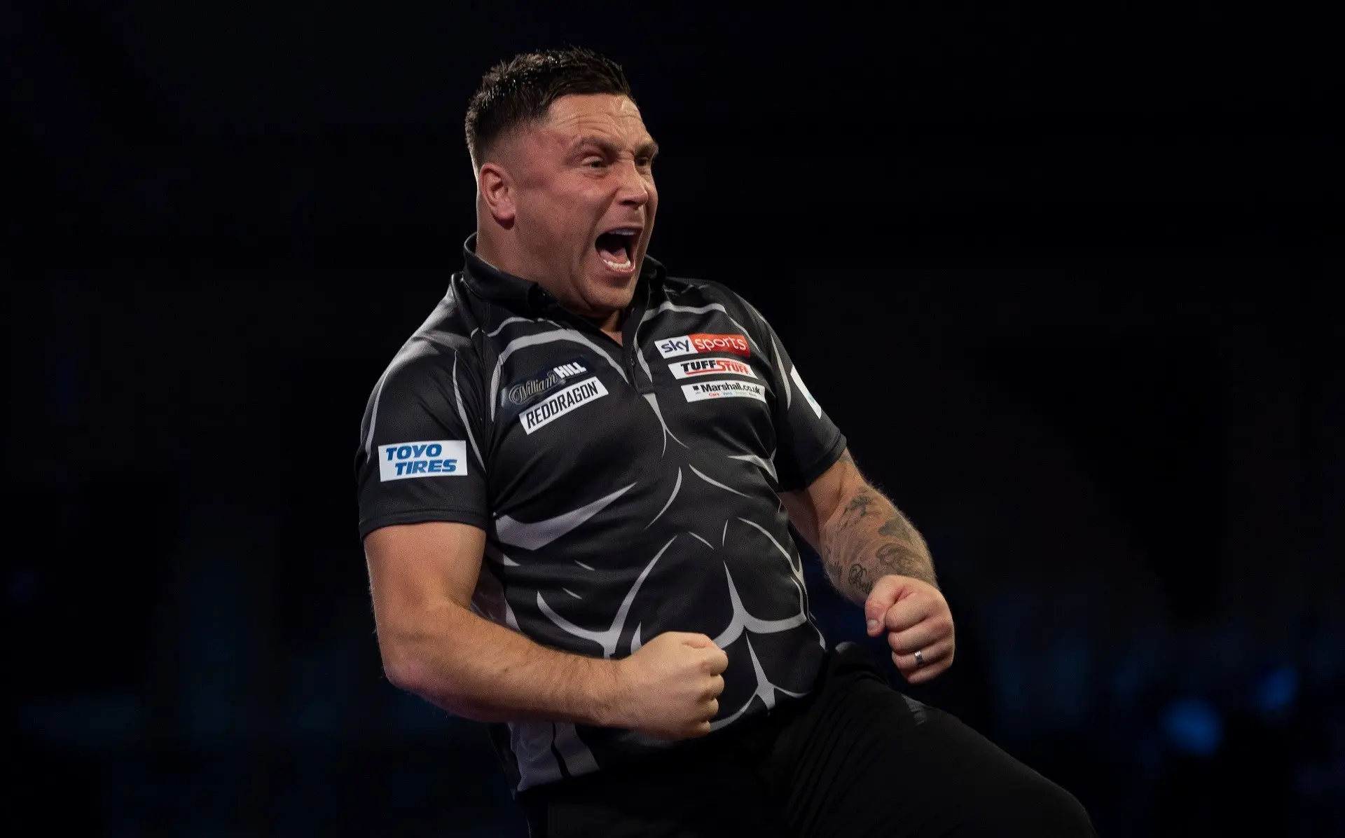 VIDEO: Unglaublicher Price wirft 9-Darter und besiegt van Gerwen