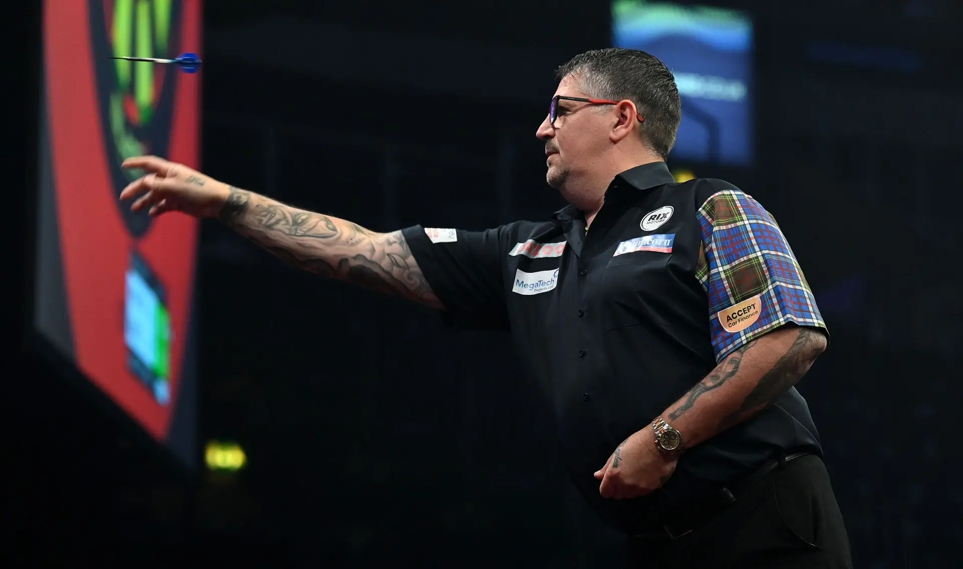 Anderson sorgt mit einem überragenden Sieg gegen Smith für neue Impulse in der Premier League Darts und gewinnt Woche sechs in Nottingham