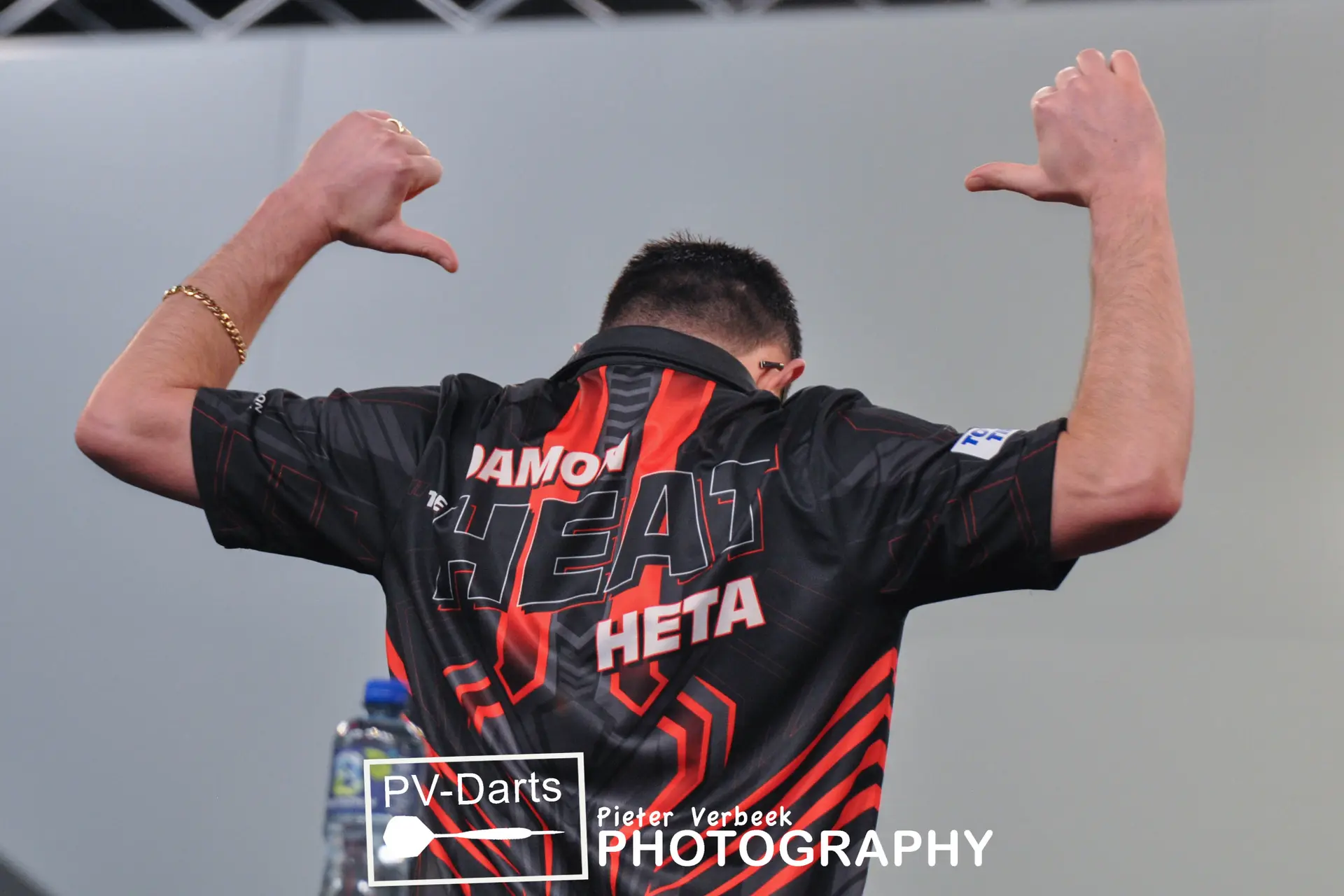 Heta startet mit 9-Darter in das Players Championship 14
